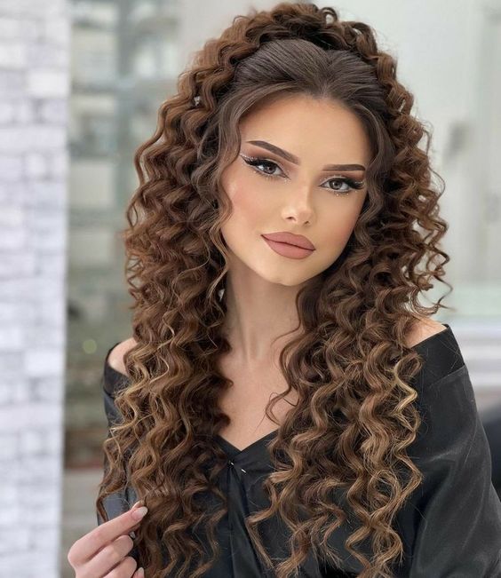 2024's Trending Long Hair Styles: Glam, Edgy & Classic Looks