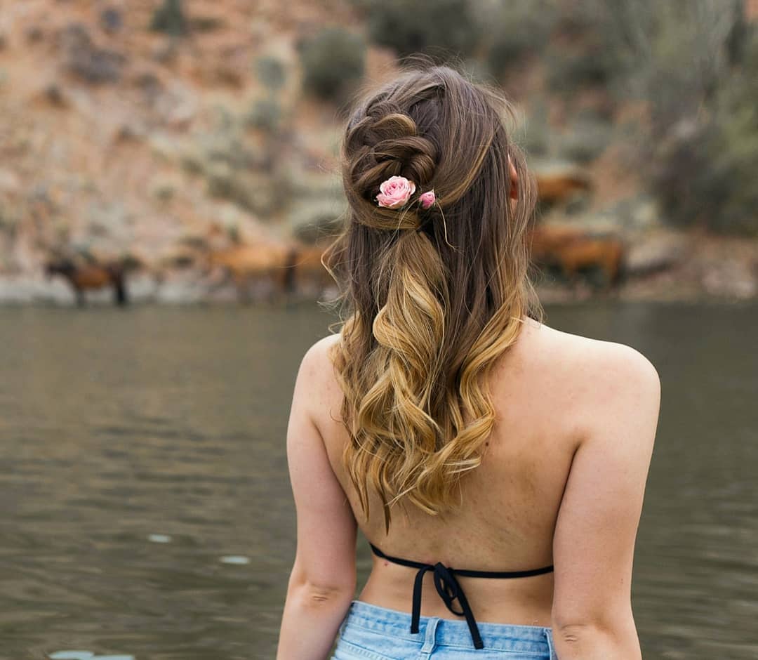 Chic Simple Summer Hairstyle 2026: Beachy Waves & Hat A woman with a beautiful simple summer hairstyle 2026, featuring loose, beachy waves and a stylish straw hat, perfect for a sunny day.