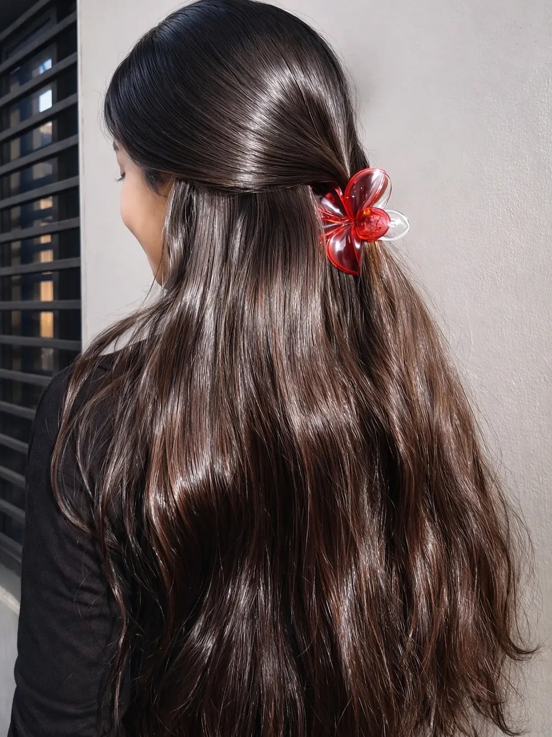 Effortless Loose Waves: Simple Summer Hairstyles 2026 A young woman with a simple summer hairstyle 2026, featuring loose, natural waves and a side part. She wears a white eyelet top.