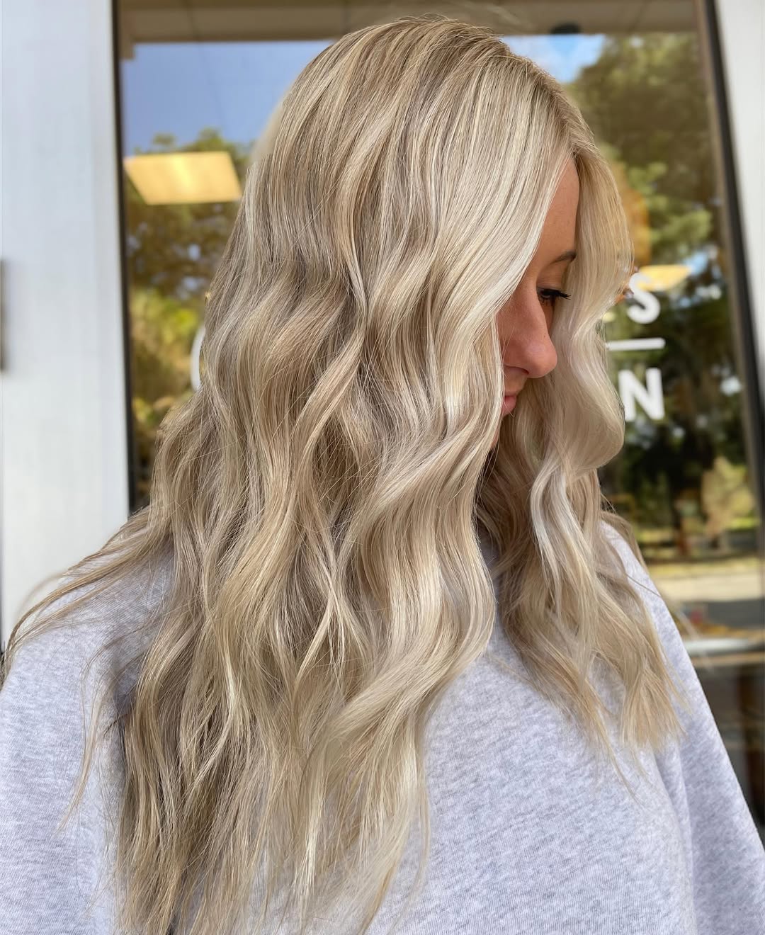 Effortless Low Ponytail for Simple Summer Hairstyles 2026 A woman confidently sports simple summer hairstyles 2026, featuring a relaxed, low ponytail with face-framing pieces, perfect for a casual sunny day.
