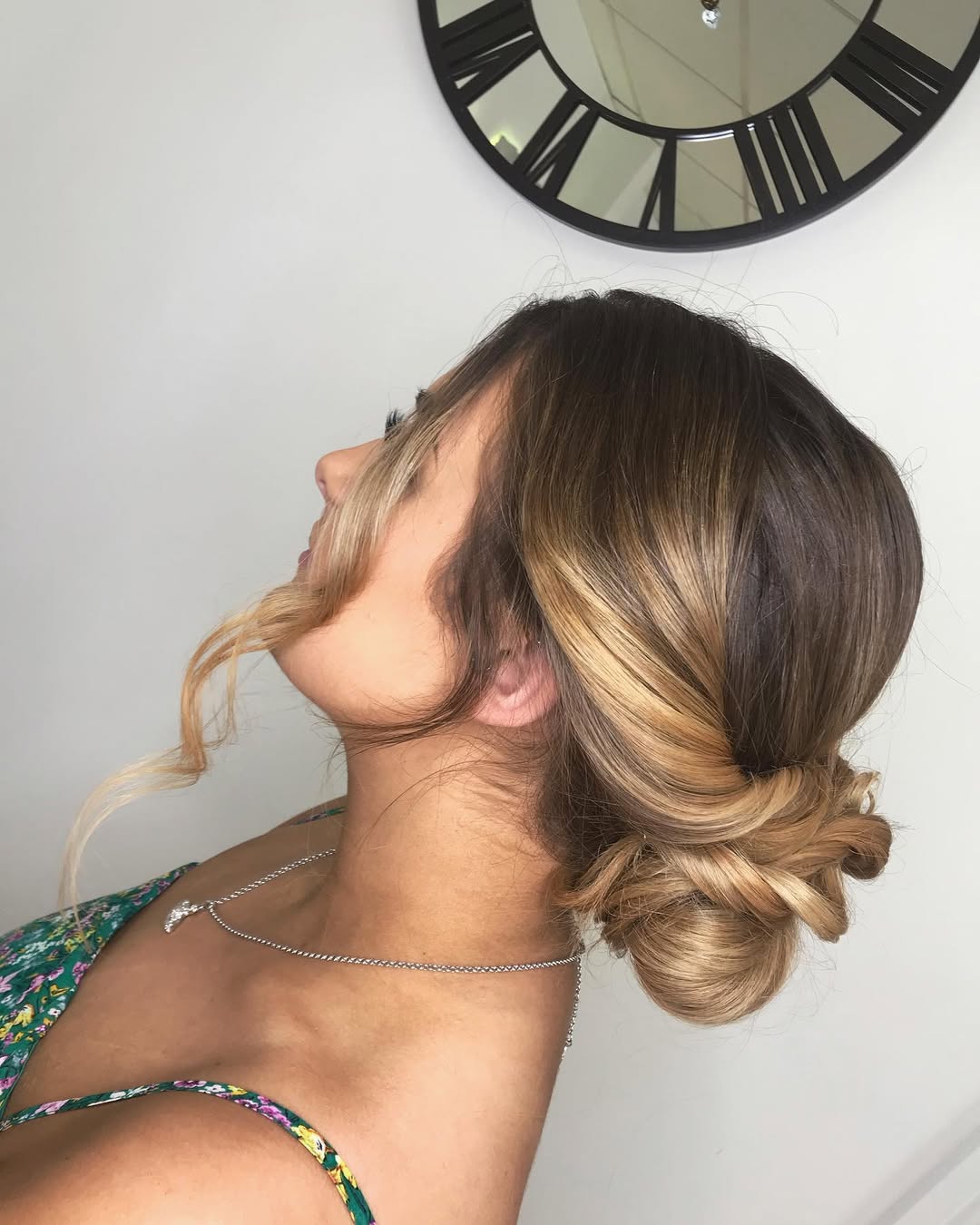 Simple Summer Hairstyles 2026: Low Ponytail Look A woman confidently showcases a simple summer hairstyle 2026, featuring a relaxed, low ponytail with wispy bangs framing her face, perfect for a casual sunny day outing.
