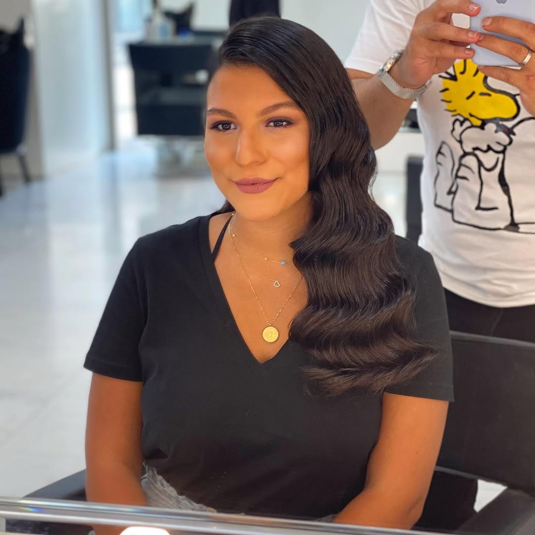 Chic Low Ponytail: Simple Summer Hairstyles 2026 A woman with a cute, simple summer hairstyle 2026, featuring a low, loose ponytail with face-framing pieces, perfect for a casual day out.