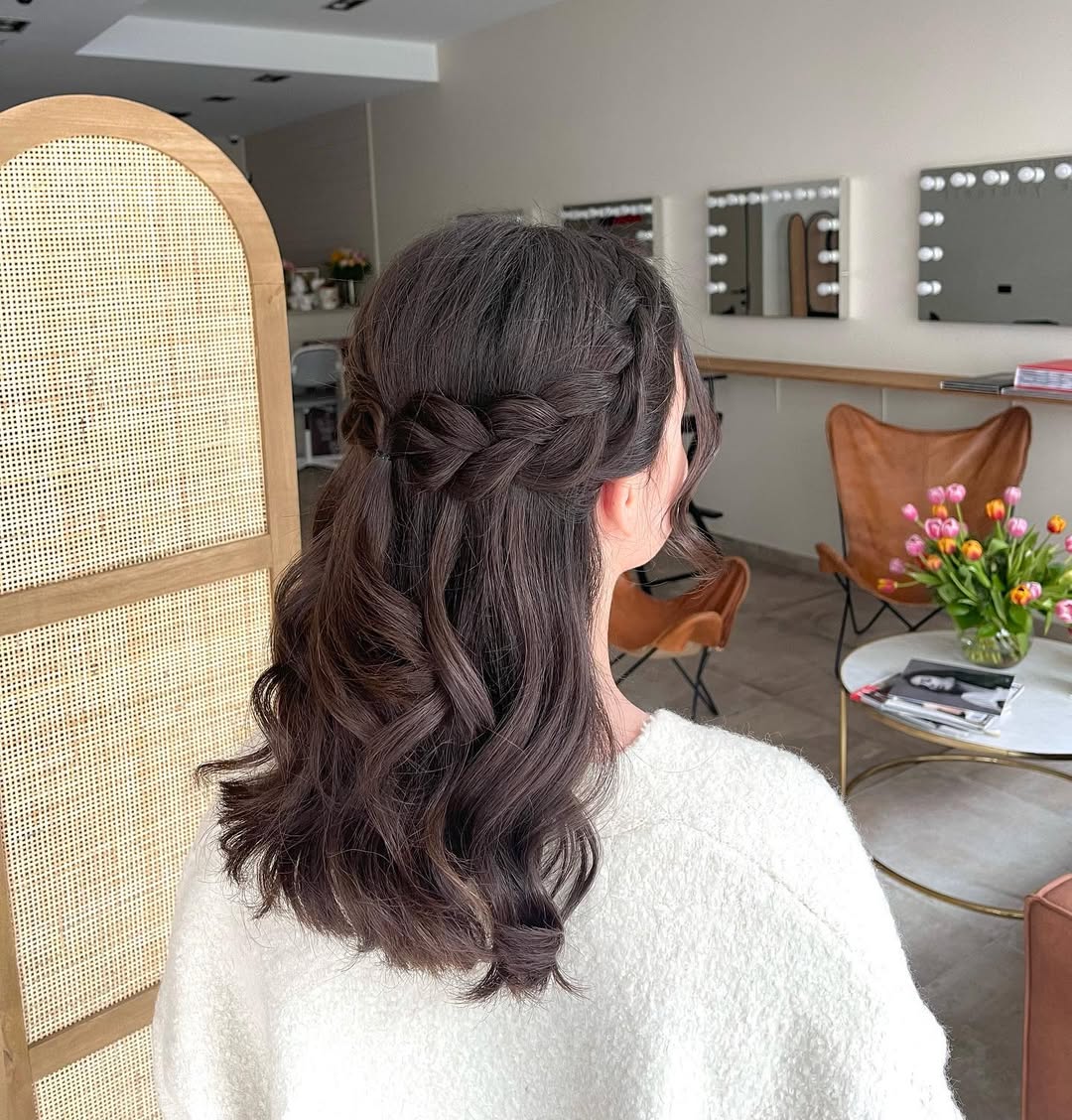 Beautiful blonde bride with half-updo summer bride hairstyle 2026, featuring delicate white floral accessories perfect for an outdoor wedding.