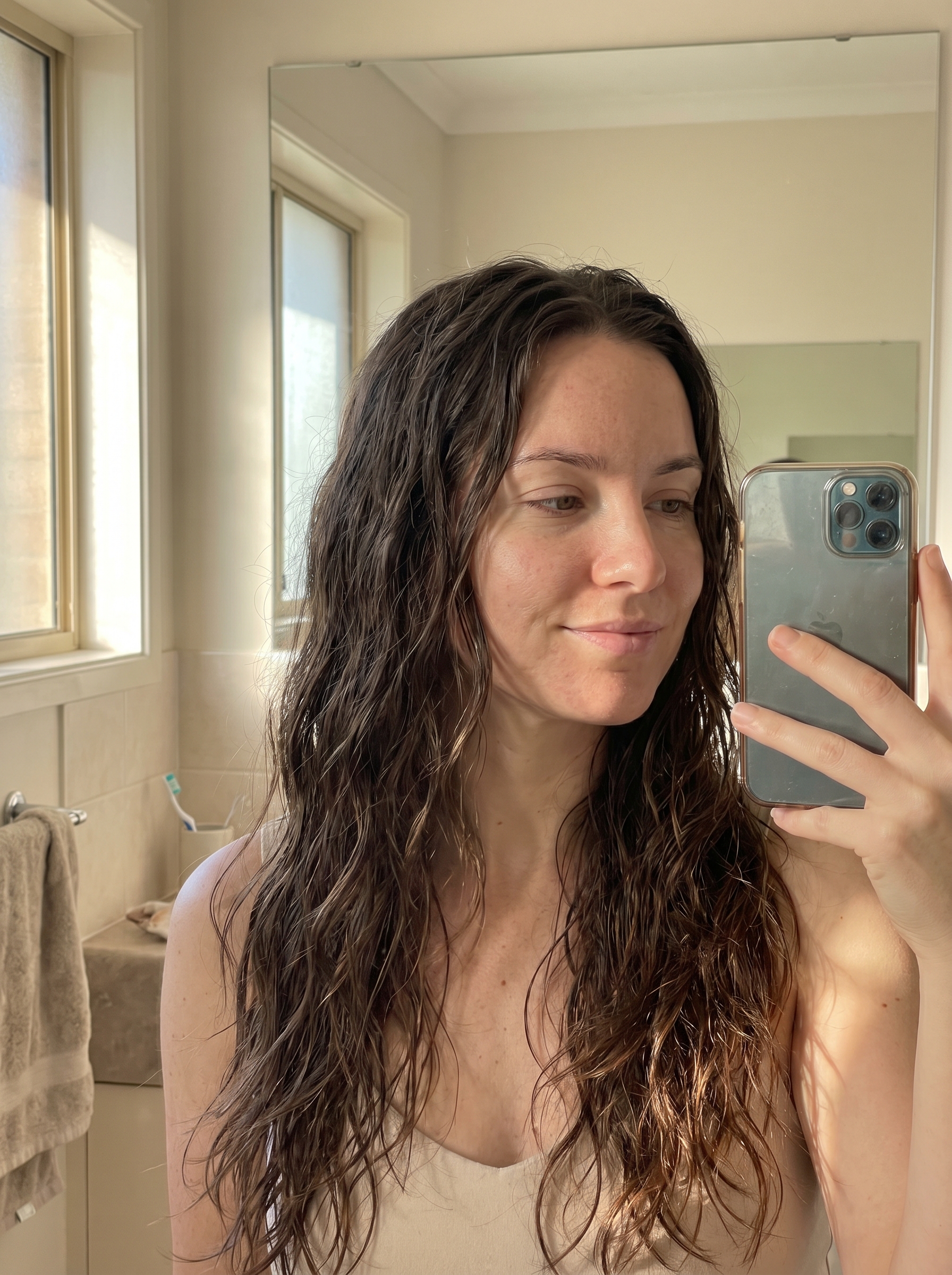 Oceanic Grunge Waves, a relaxed and rebellious summer hair trend for 2026, featuring textured natural hair held back with a dark claw clip. Ideal for beach days or casual wear.