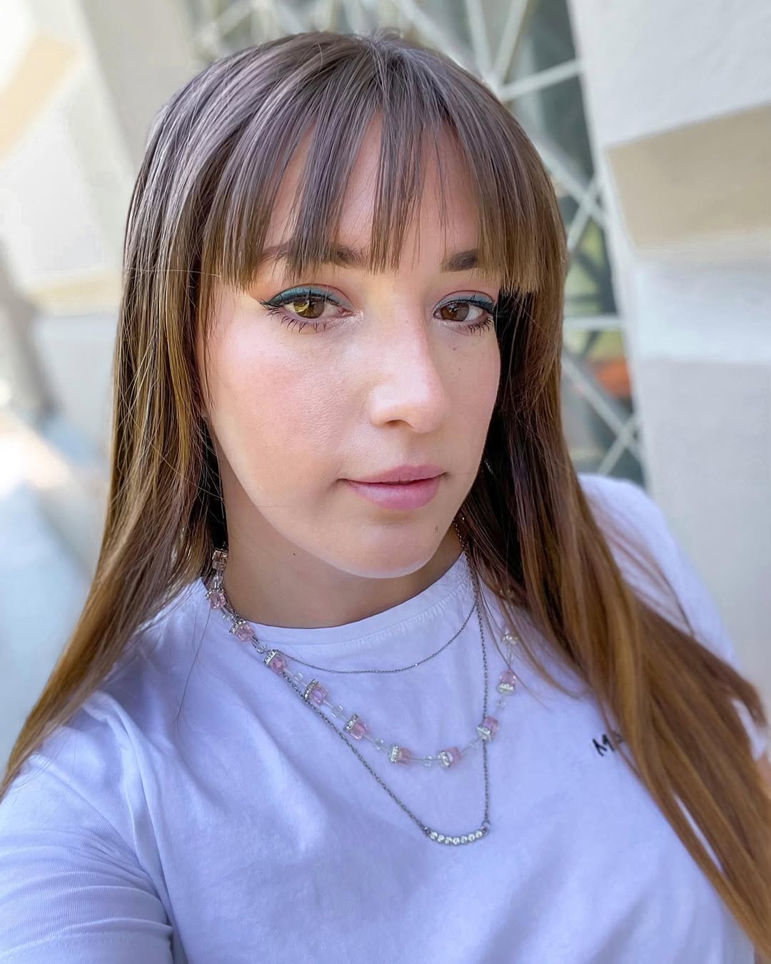 Chic High Ponytail: Summer Hairstyle Ideas 2026 A woman confidently sports a sleek, high ponytail with soft waves, a fantastic summer hairstyle for 2026. Perfect for active days or chic evenings.