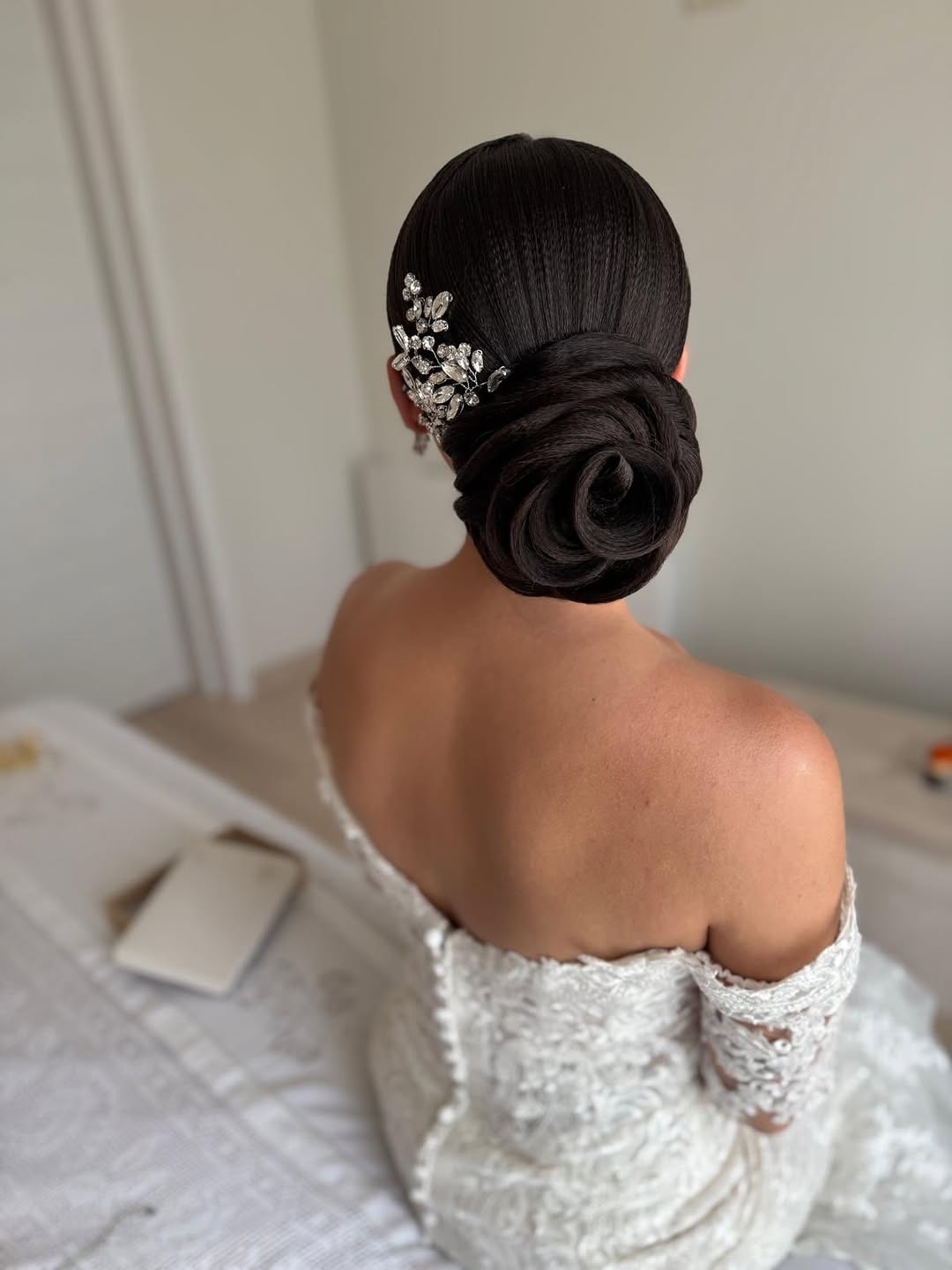 Beautiful blonde woman with soft, romantic waves and a pearl hair clip for elegant summer wedding hairstyle ideas 2026.
