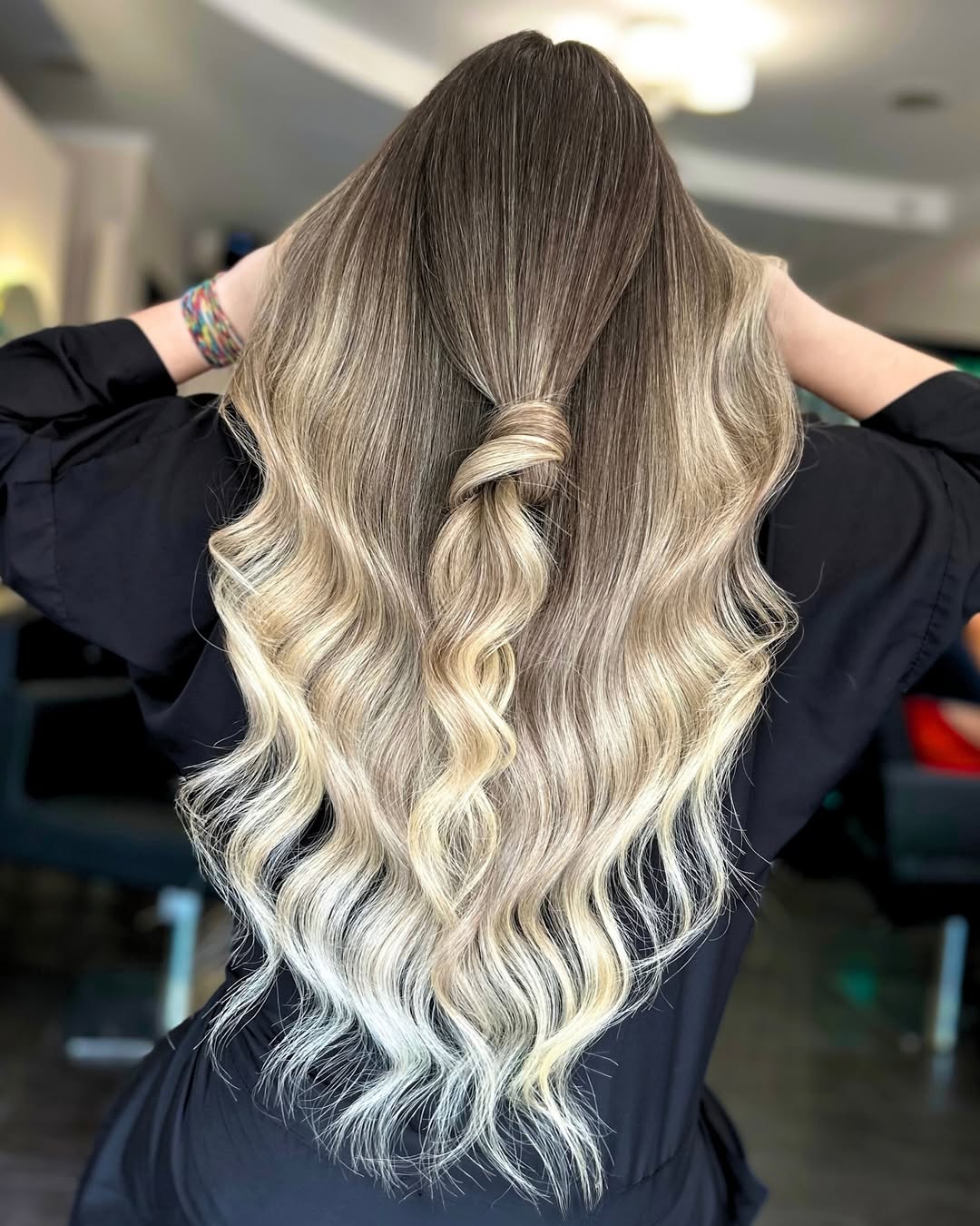 Stunning Beach Waves Hair Summer 2026 Style Close-up of a woman with beautiful, voluminous beach waves hair summer 2026, styled with a casual, sun-kissed glow ideal for vacation.