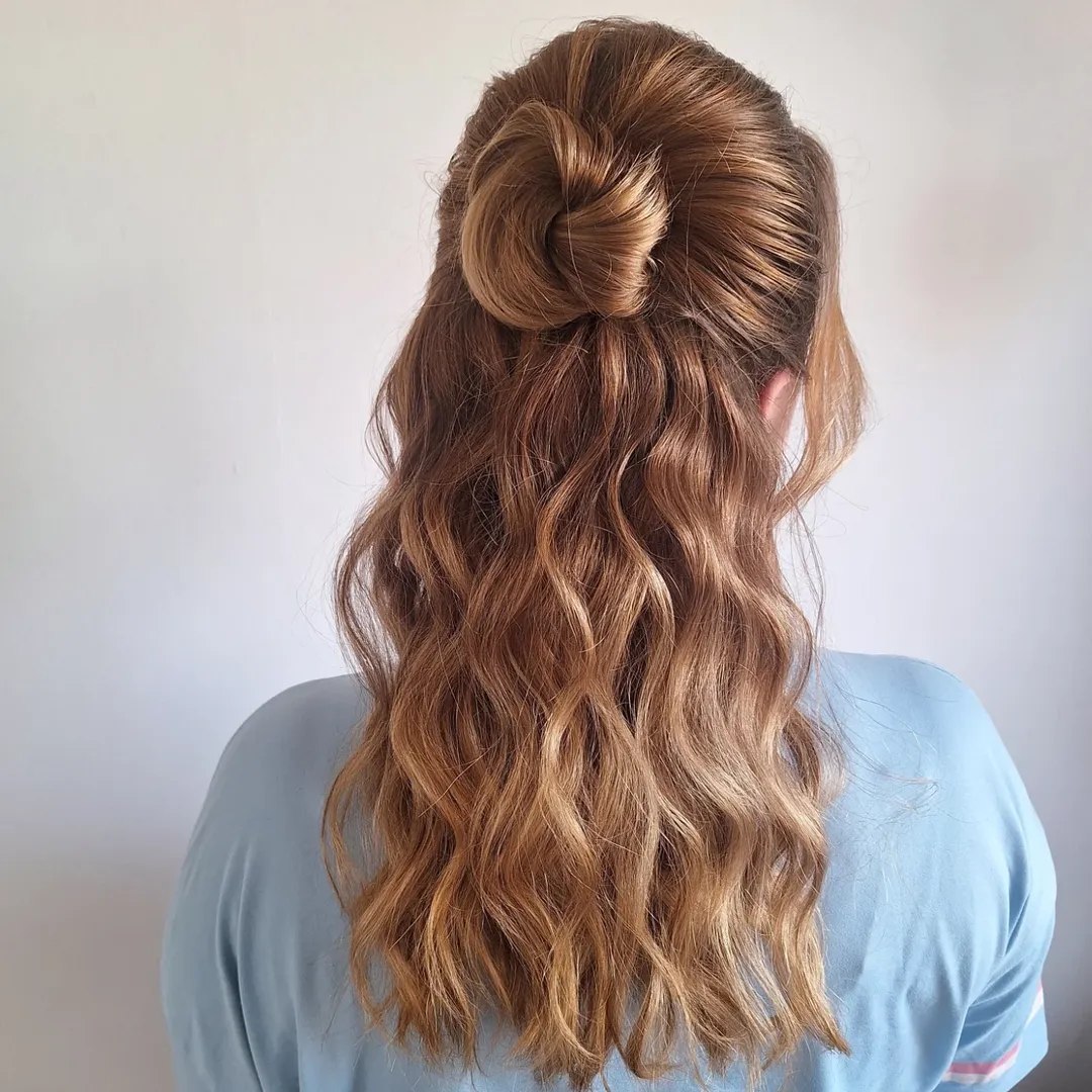 Effortless Beach Waves Hair Summer 2026 Style Close-up of a woman with natural-looking beach waves hair summer 2026, styled with loose, tousled texture and a few face-framing strands. Perfect for a casual summer day.