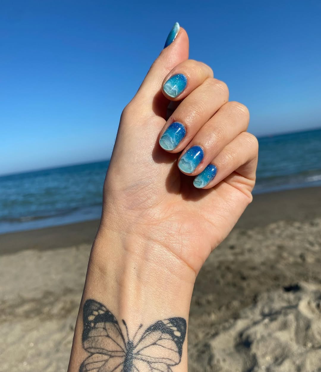 Blue Ocean Wave Glitter Ombré Short Round Nails
