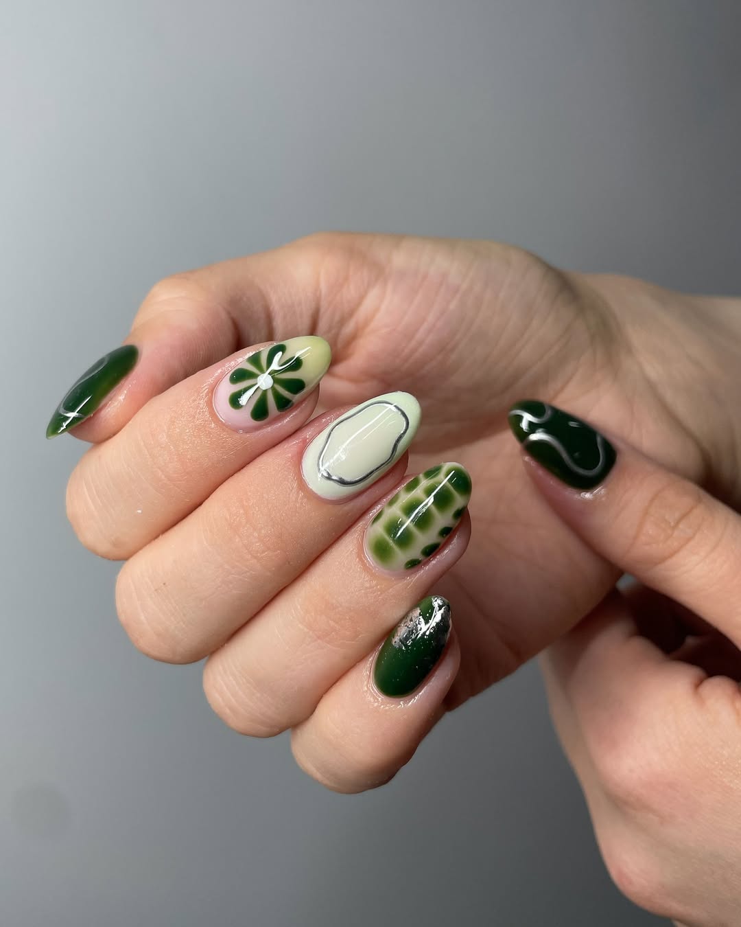 Creative Green Abstract Wavy Almond Nails