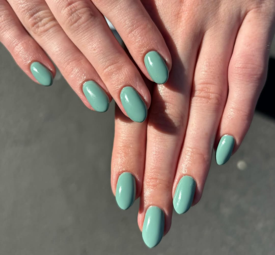 Glossy Mint Green Short Oval Nails