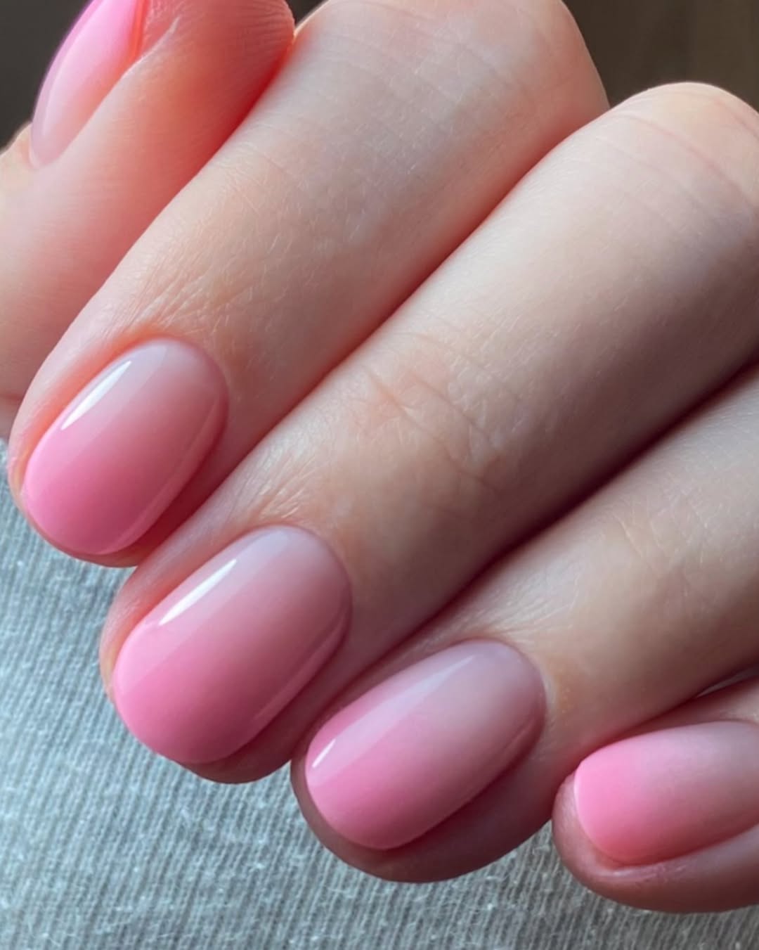 Glossy Pink Ombre Round Short Nails