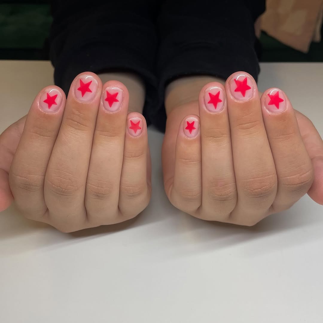 Glossy Red Star Burst Short Round Nails