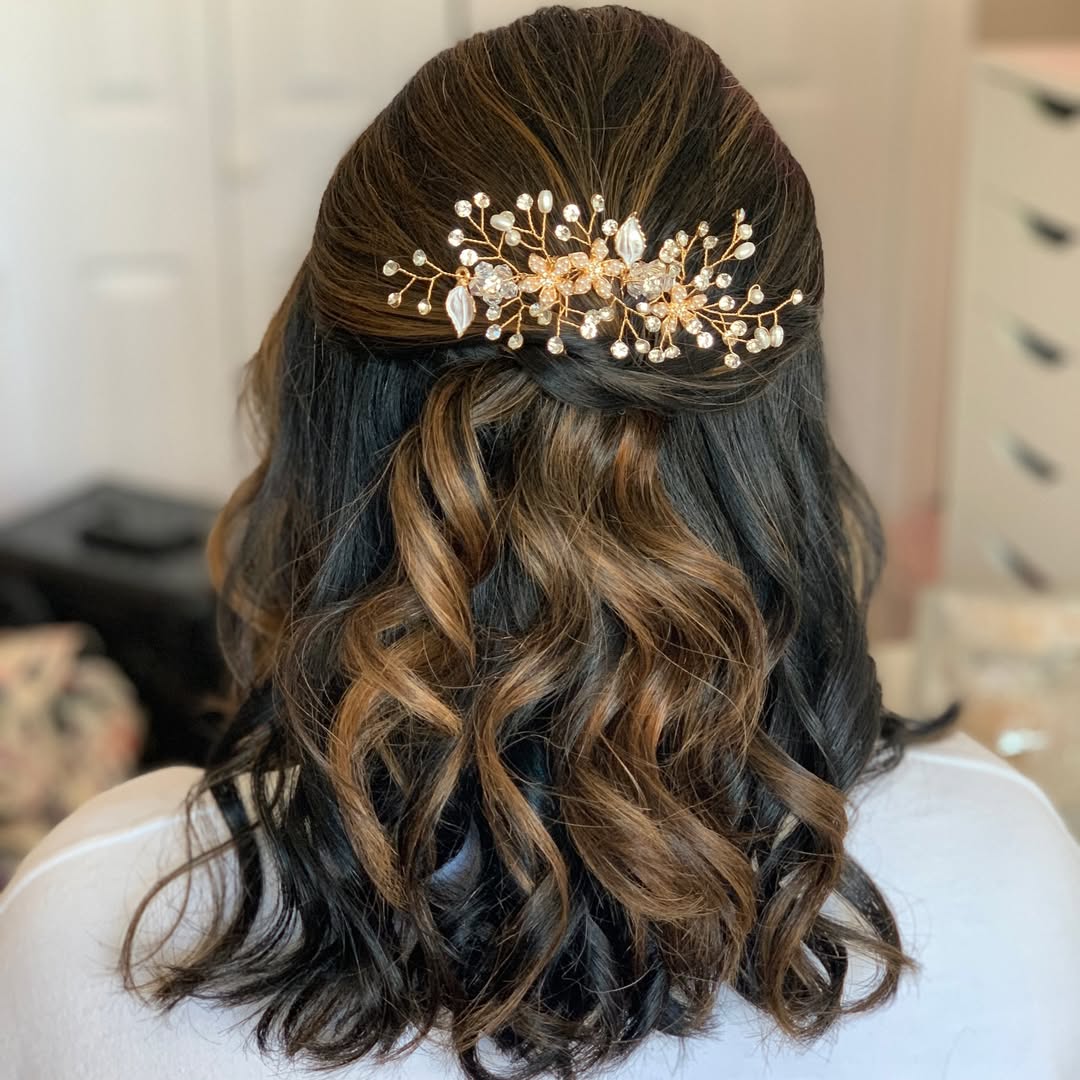 Effortless Wavy Bob for Summer Medium Hair 2026 Woman with a chic, wavy blonde bob styled with a side part, perfect for Hairstyles Summer Medium Hair 2026. This natural, sun-kissed look is versatile for casual outings or a beach day.