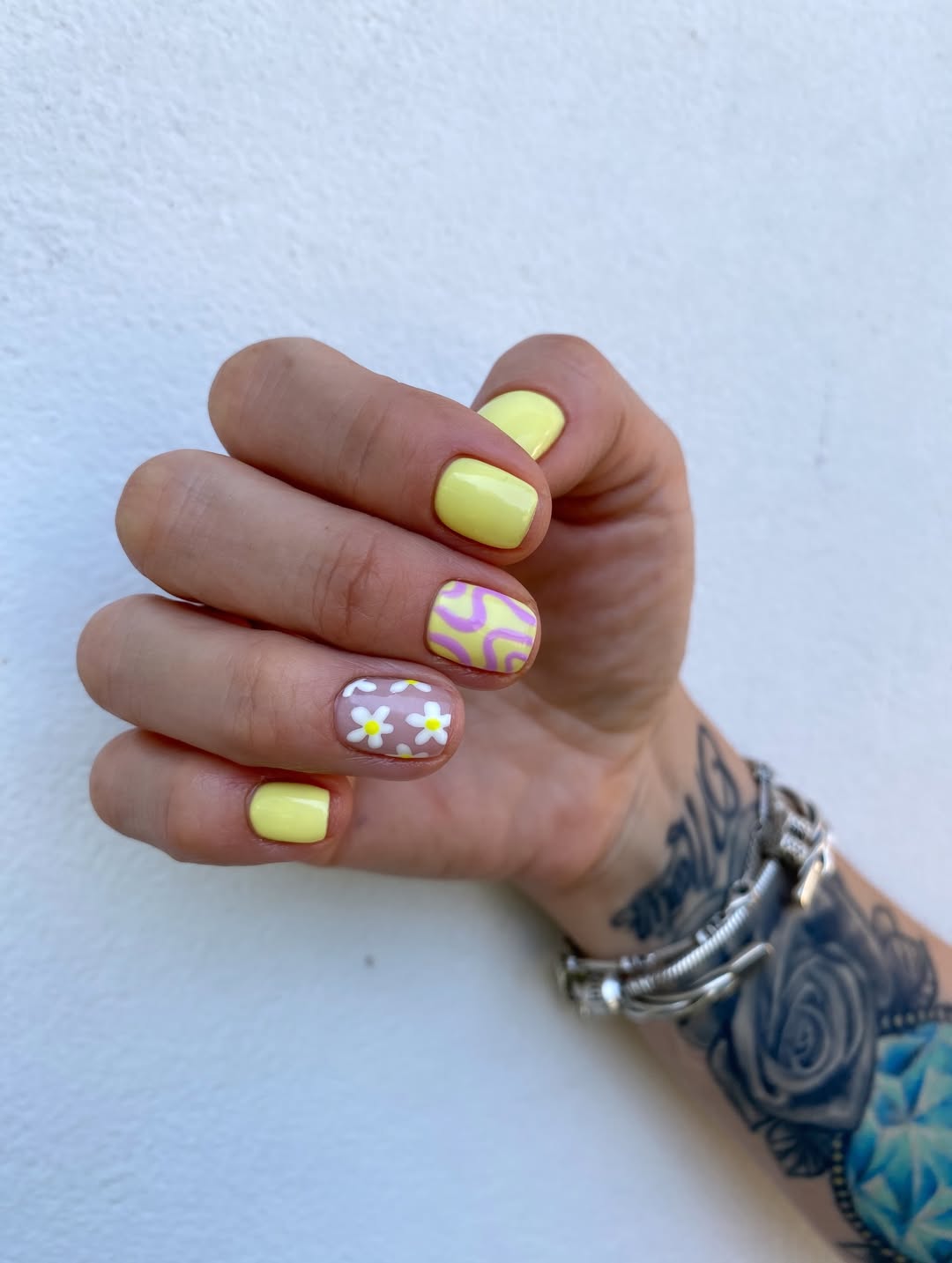 Playful Pastel Yellow Daisy Swirl Short Nails
