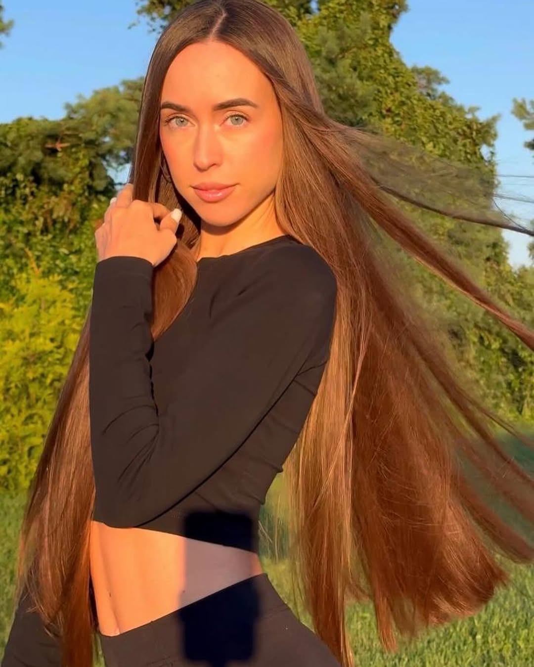 Effortless Soft Hair Ideas for Summer 2026 Close-up of a woman with soft, flowing caramel blonde hair, styled with subtle waves perfect for summer 2026. Her hair looks effortlessly chic and natural, ideal for warm weather.