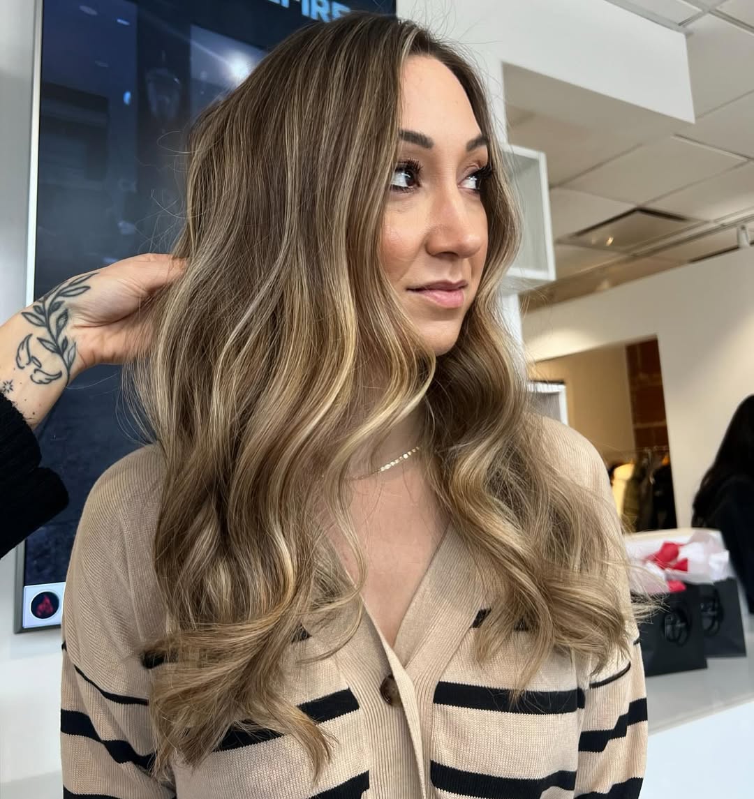 Soft Hair Ideas Summer 2026: Effortless Waves Style A woman with perfectly styled soft hair ideas for summer 2026, featuring gentle waves and face-framing layers, suitable for a casual day or evening out.