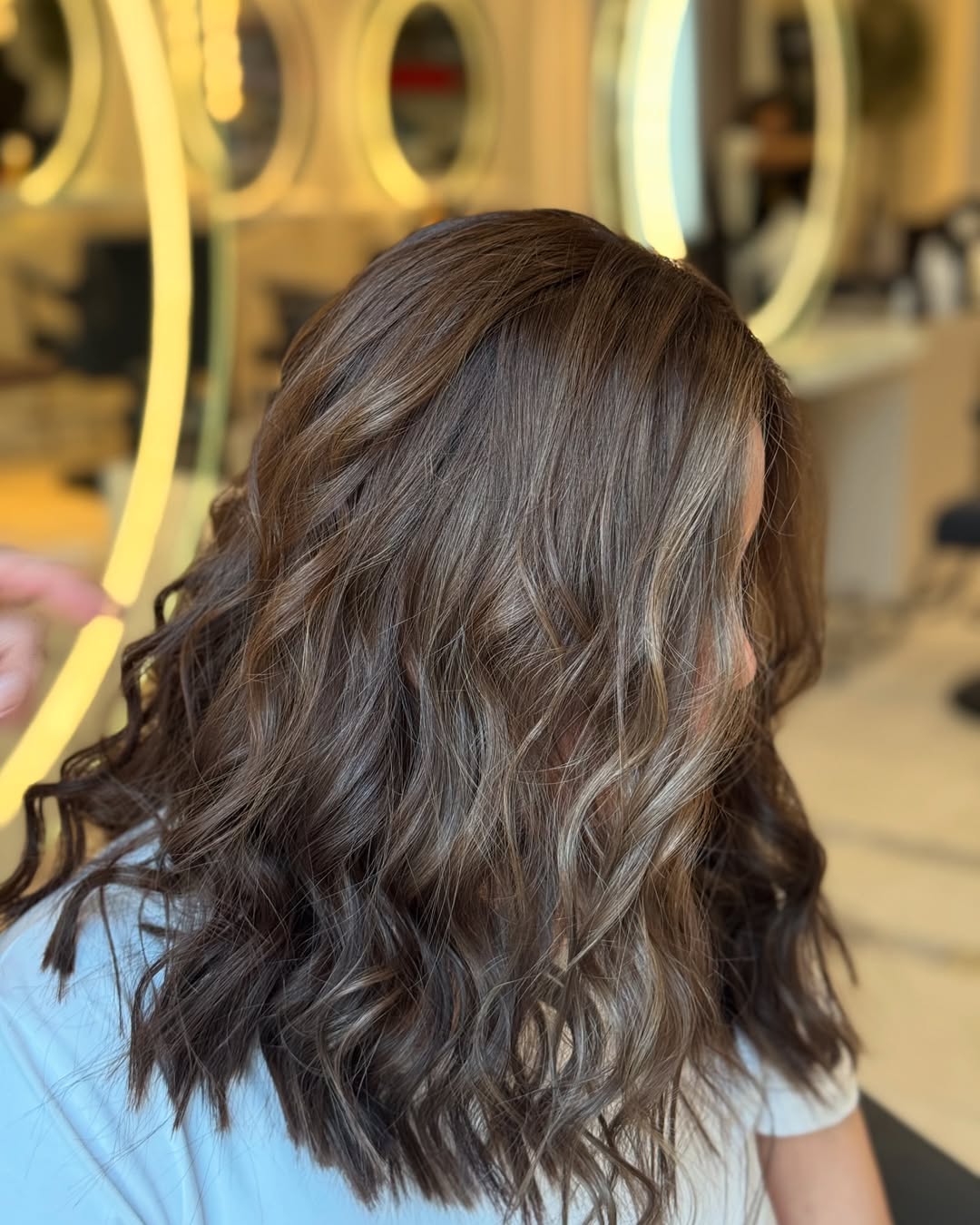 Effortless Soft Hair Ideas for Summer 2026 A woman with beautiful soft hair ideas for summer 2026, featuring long, flowing waves in a natural brown color, perfect for a casual daytime look.