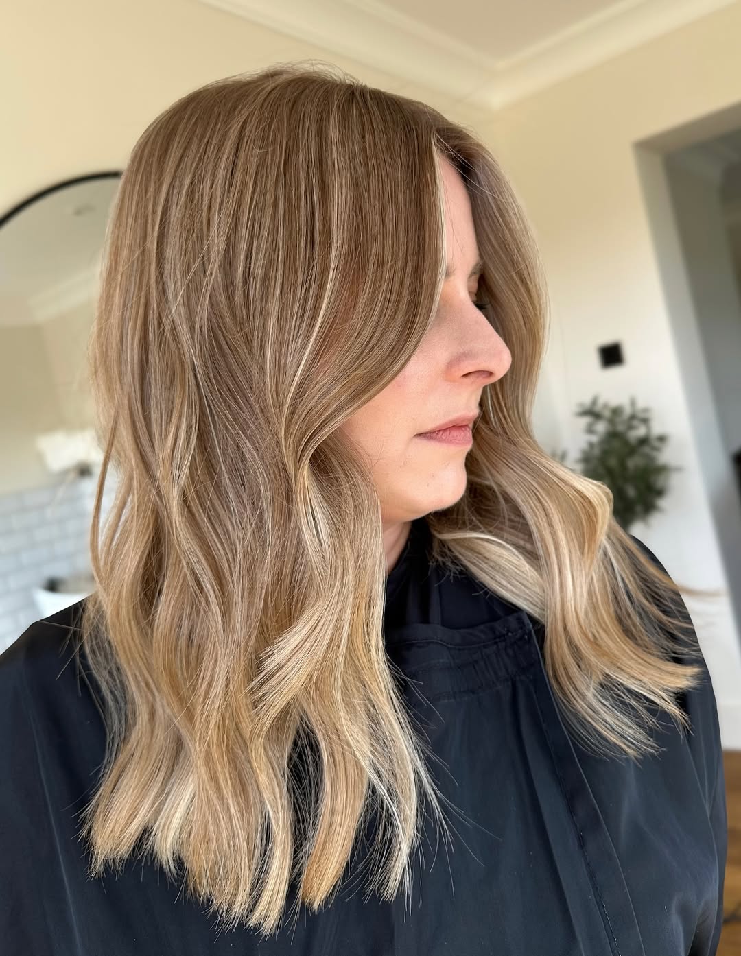 Soft Hair Ideas Summer 2026: Effortless Waves Close-up of a woman with soft, natural waves, showcasing easy soft hair ideas for summer 2026. Her light brown hair falls gracefully, framing her face with subtle, sun-kissed highlights.