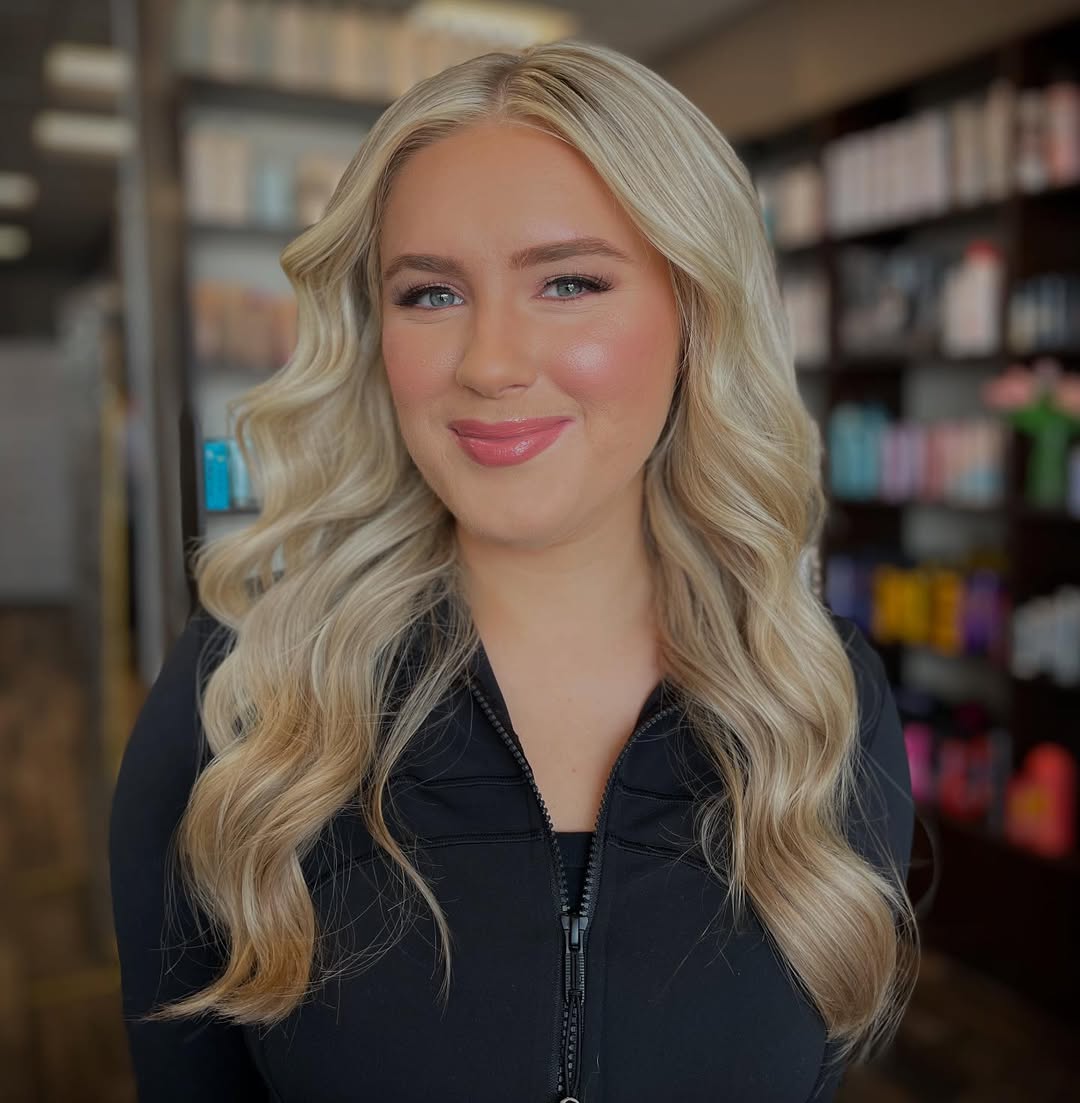 Dreamy Soft Waves: Summer Hair Ideas 2026 Close-up of a woman with long, sandy blonde soft waves, perfectly showcasing soft hair ideas for summer 2026. Her hair has natural-looking texture, framing her face beautifully for a casual daytime look.