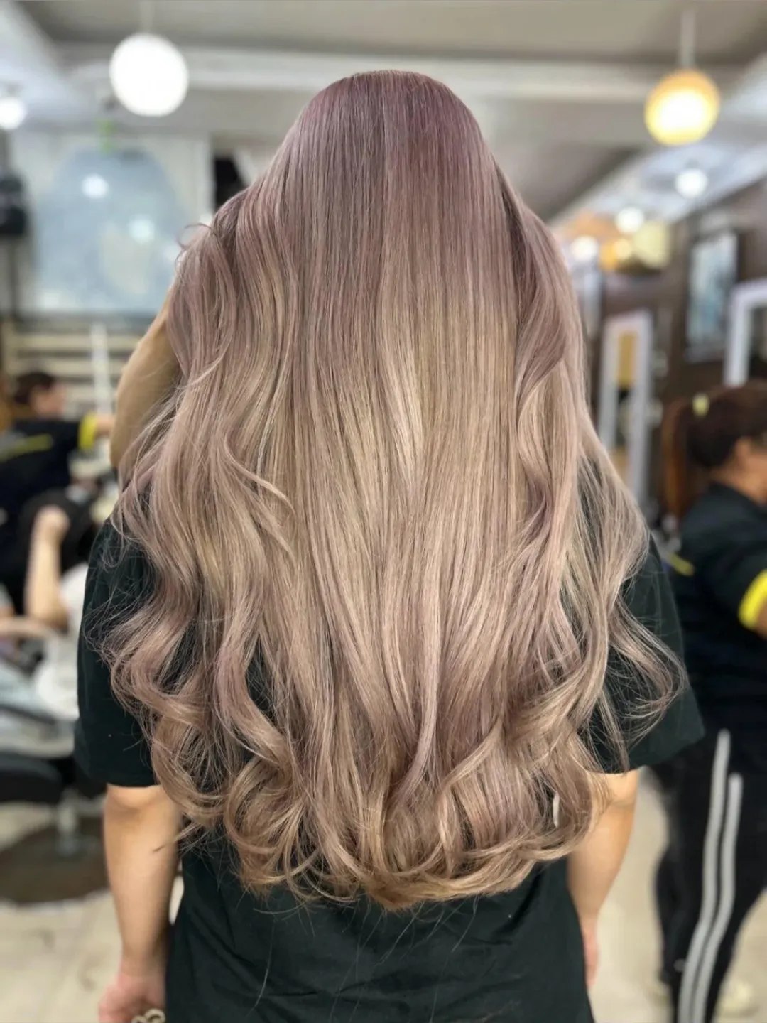 Effortless Wavy Lob: Soft Hair Ideas Summer 2026 Beautiful woman with soft, natural waves featuring subtle blonde highlights, perfect for soft hair ideas summer 2026. This casual look is great for everyday or a relaxed outing.