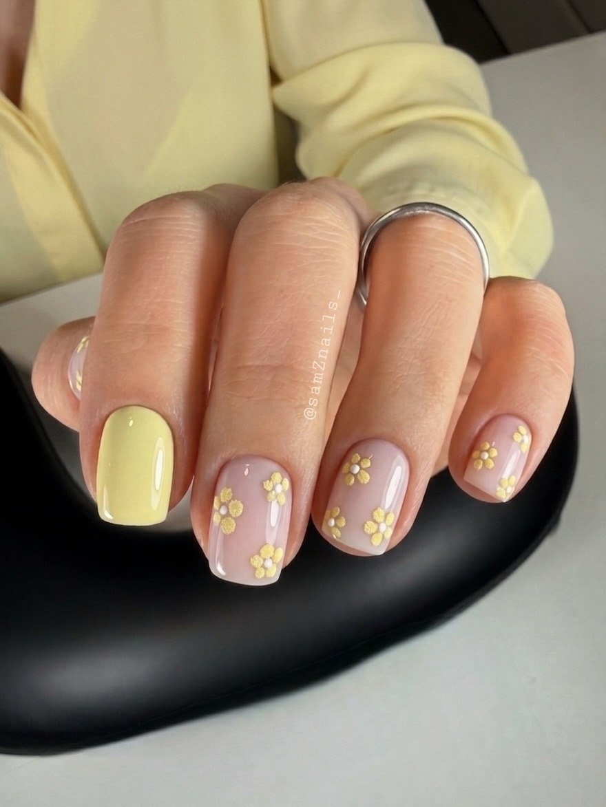 Soft Yellow Daisy Floral Short Squoval Nails