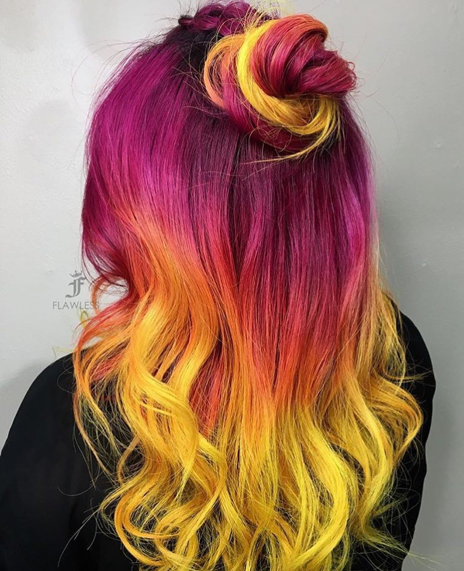 Close-up of a Latina woman with shoulder-length, bouncy, dark brown curls and subtle blonde highlights, showcasing a cute summer hair idea for 2026.