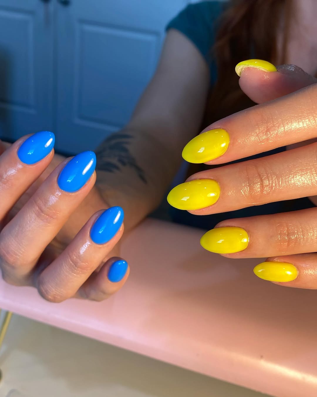 Vibrant Dual-Color Glossy Oval Nails