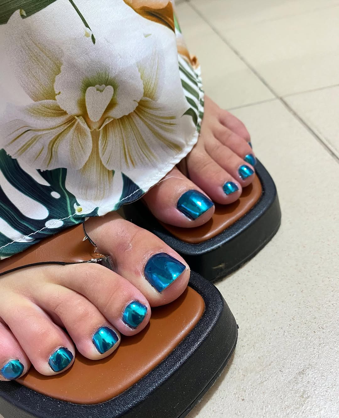 Vibrant Teal Chrome Glossy Short Pedicure