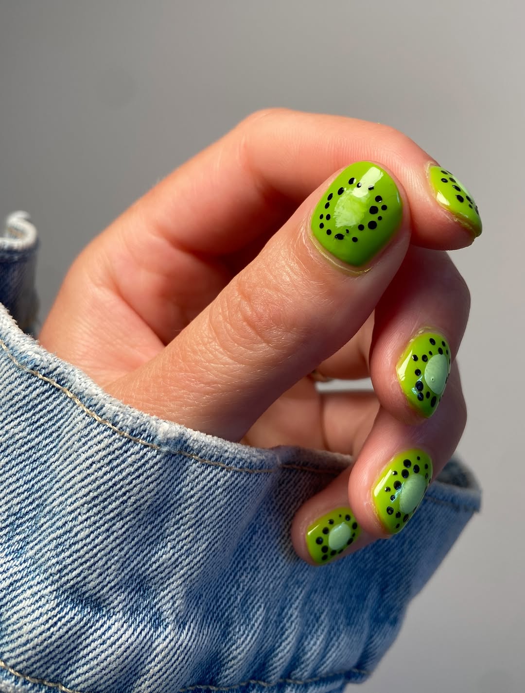 Vivid Green Kiwi Fruit Short Round Nails