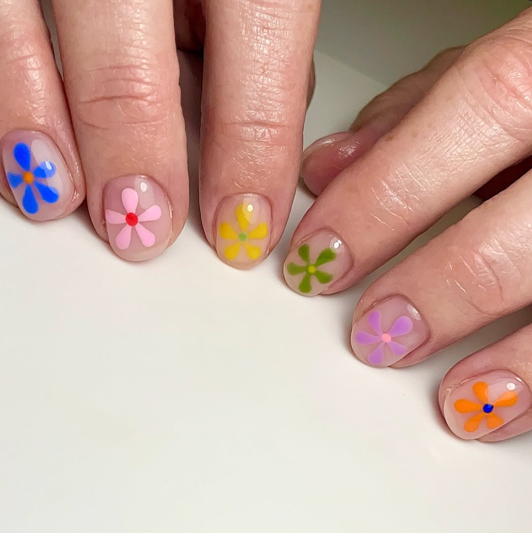 Whimsical Hand-Painted Daisy Short Oval Nails