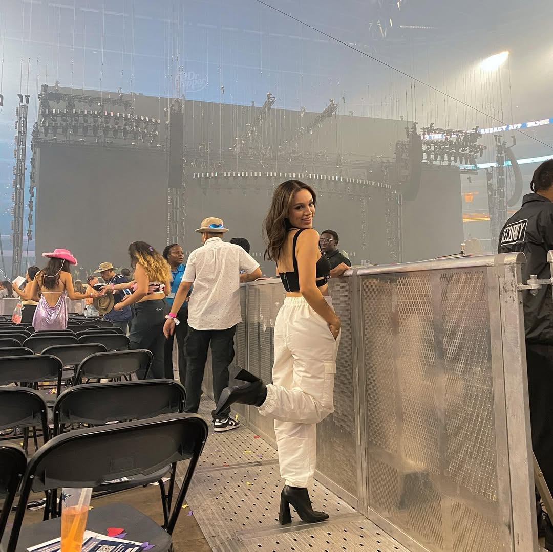25 Concert Outfit Ideas You Need for 2026 4 Black Crop Top And White Cargo Pants Concert Look