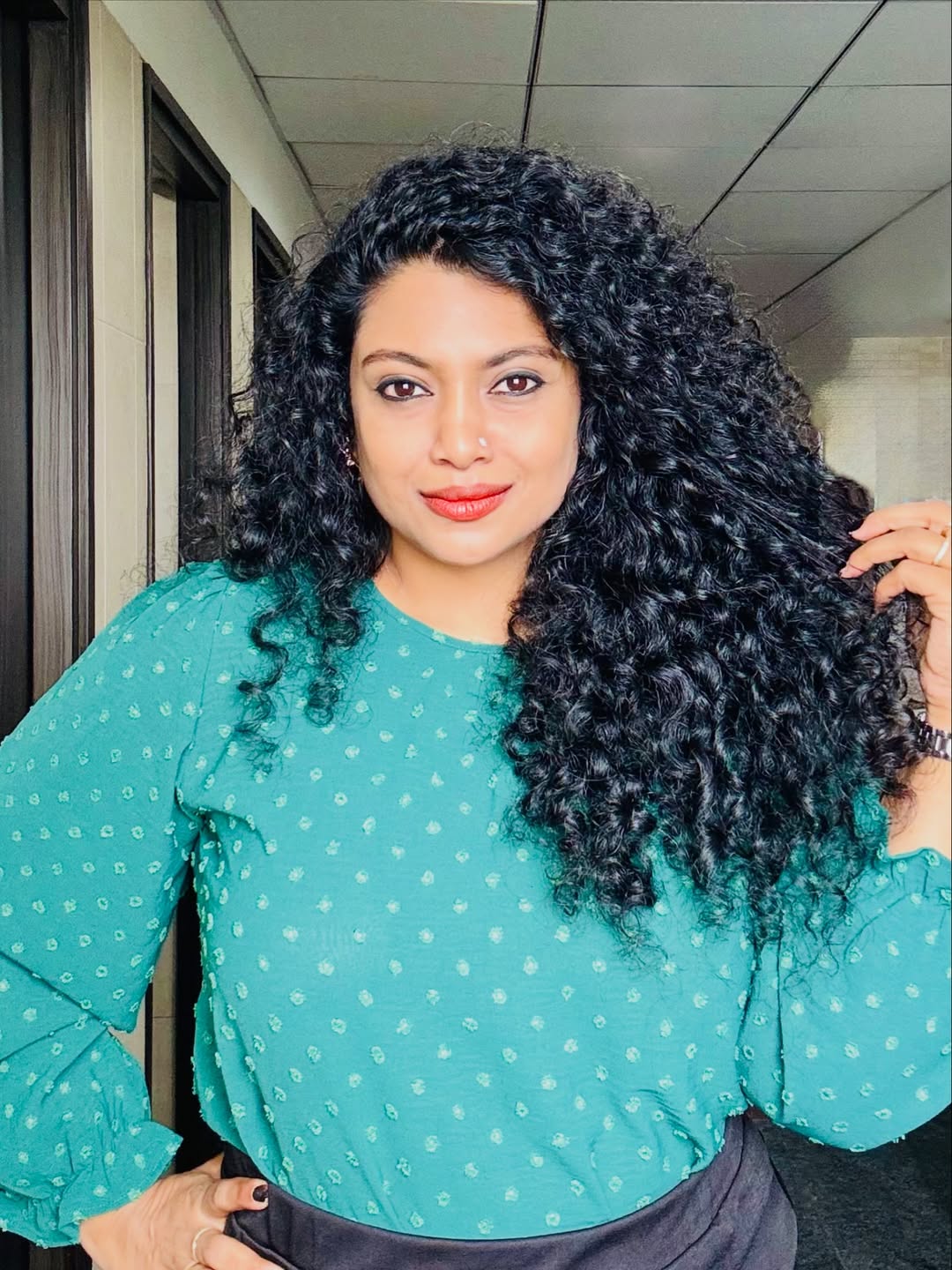 Bouncy Voluminous Curly Cut Mid-Length