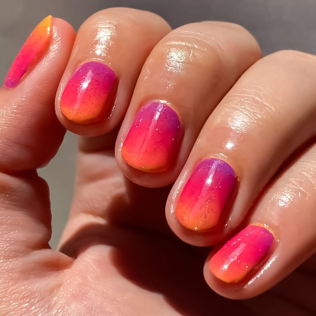 Bright Sunset Glow Gradient Short Round Nails