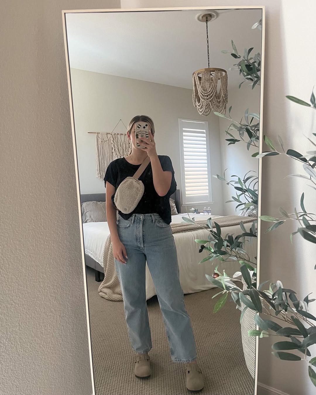 25 Early Fall Outfits You Need for 2026 24 Casual Black Tee And Light Wash Denim Fall Staple