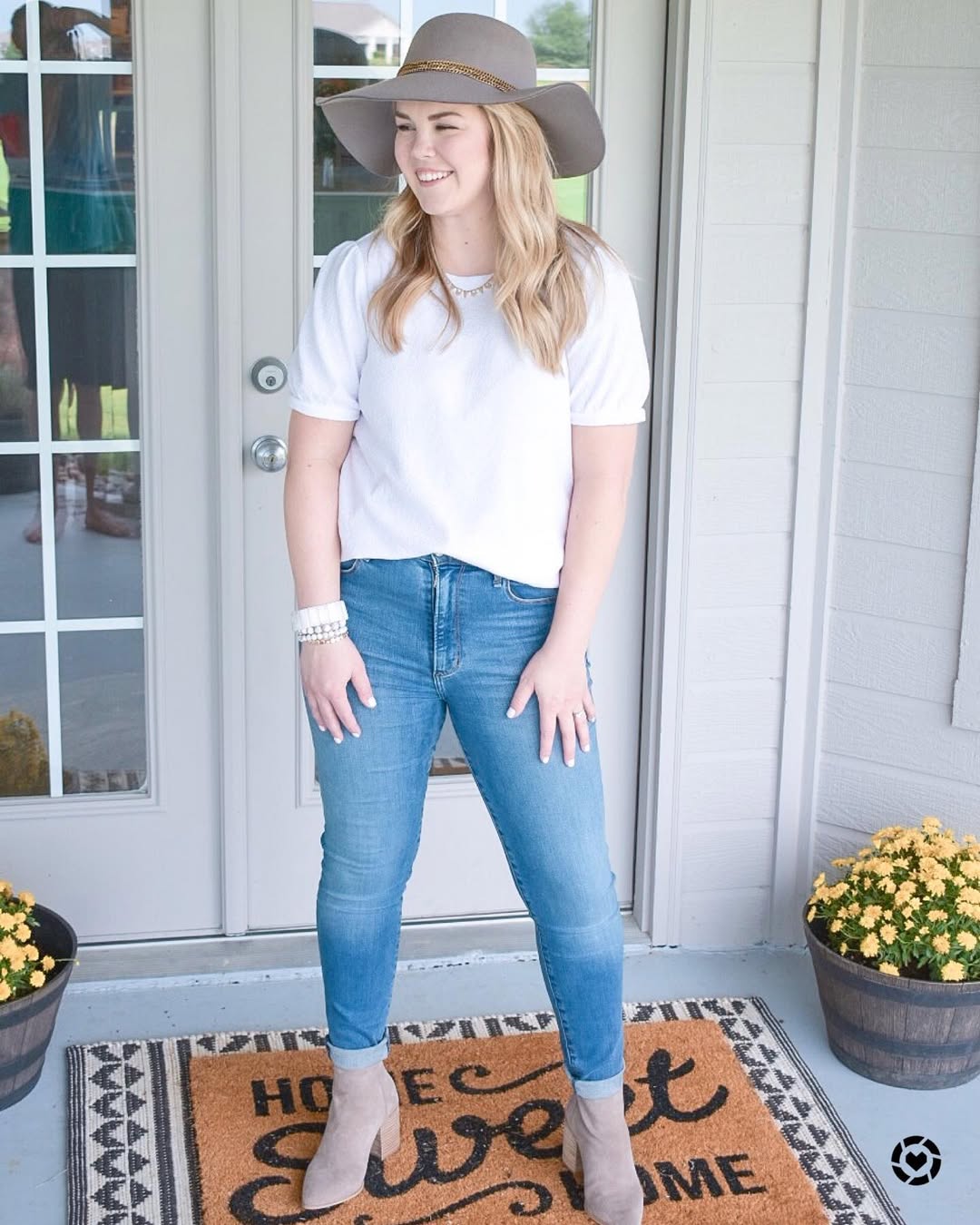 25 Fall Transition Outfits You Need for 2026 23 Casual White Puff Sleeve Top With Cuffed Jeans