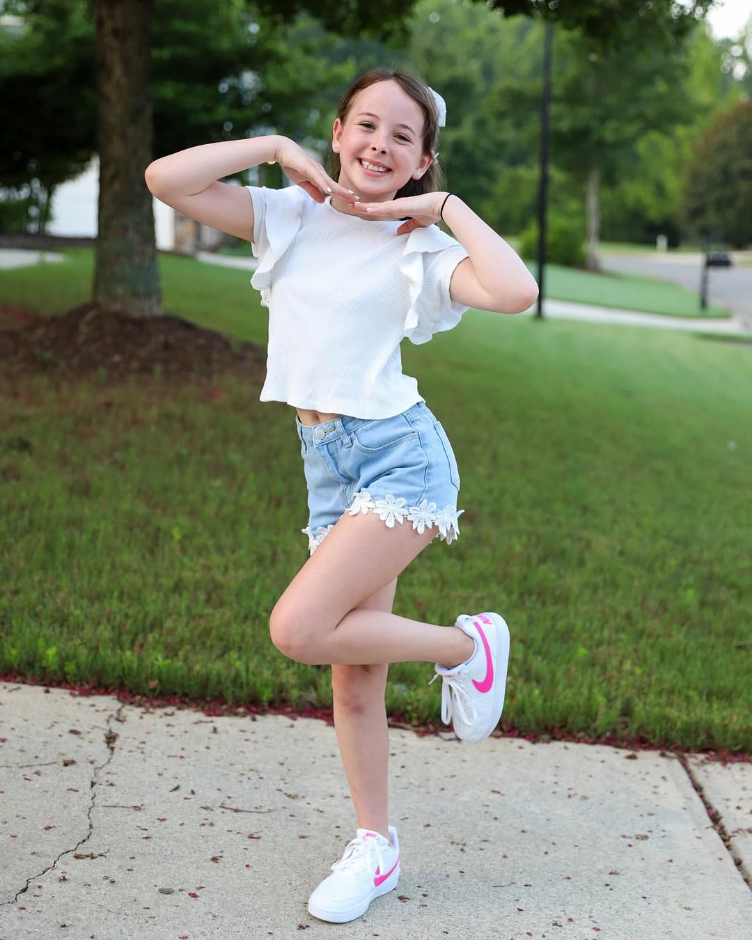 25 Back to School Outfits Middle School 2026 Trends 11 Casual White Top With Flower Trim Denim Shorts