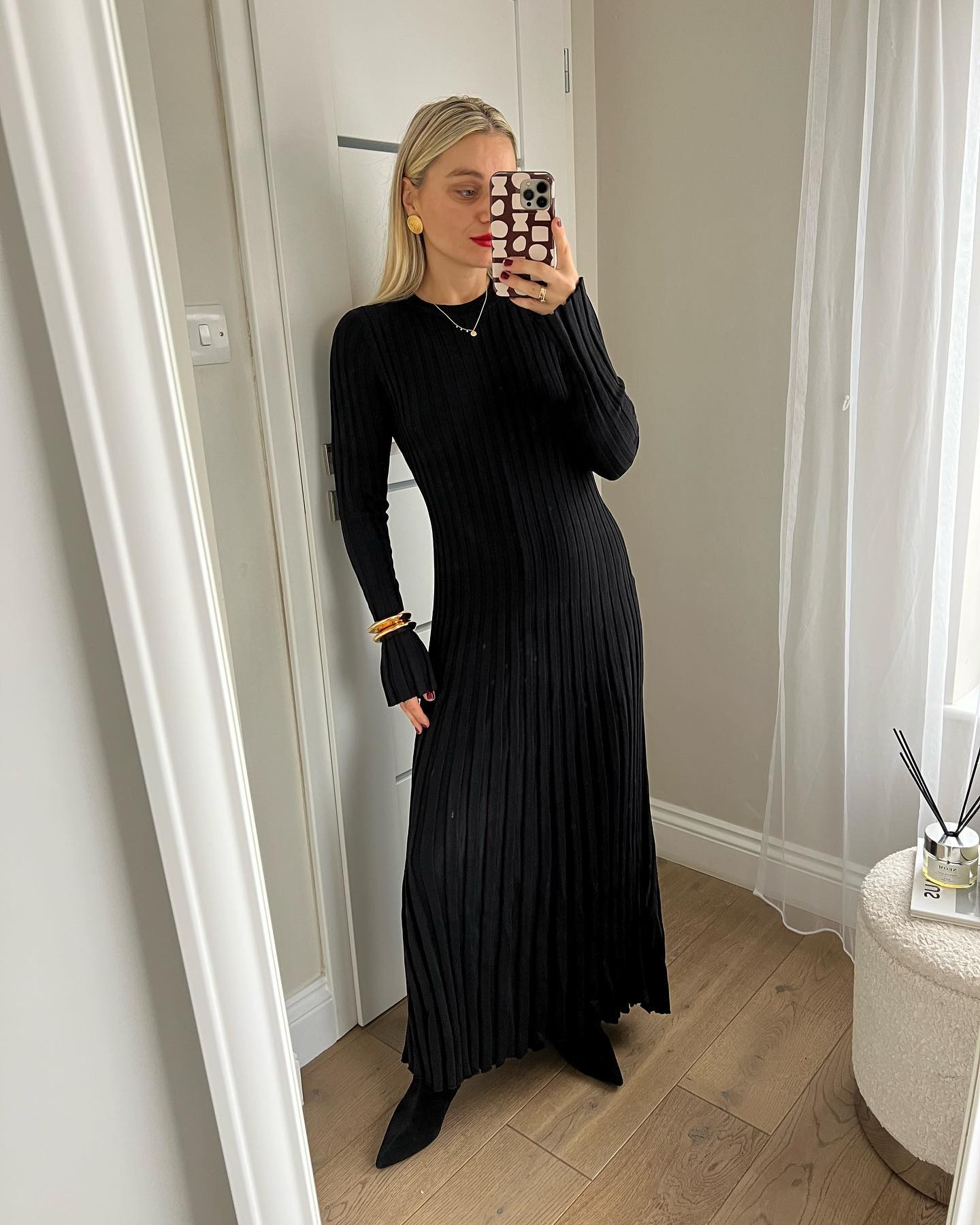 Chic Pleated Knit Maxi Dress With Ankle Boots