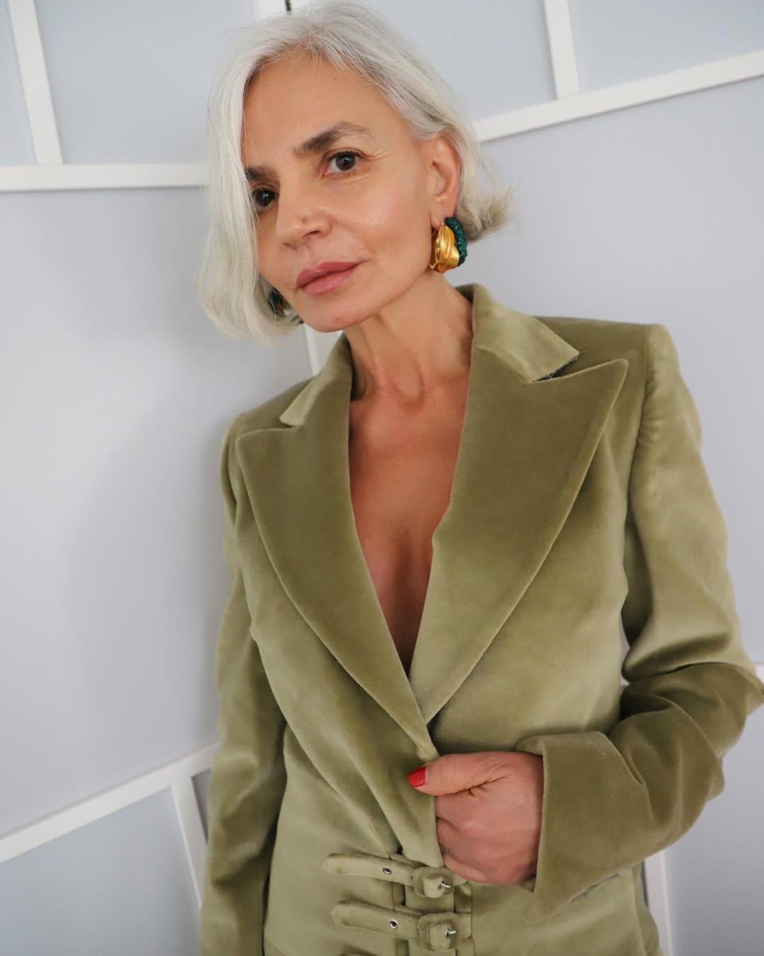 25 Stunning Hairstyles for Older Women in 2026 3 Chic Side-Parted Silver Bob