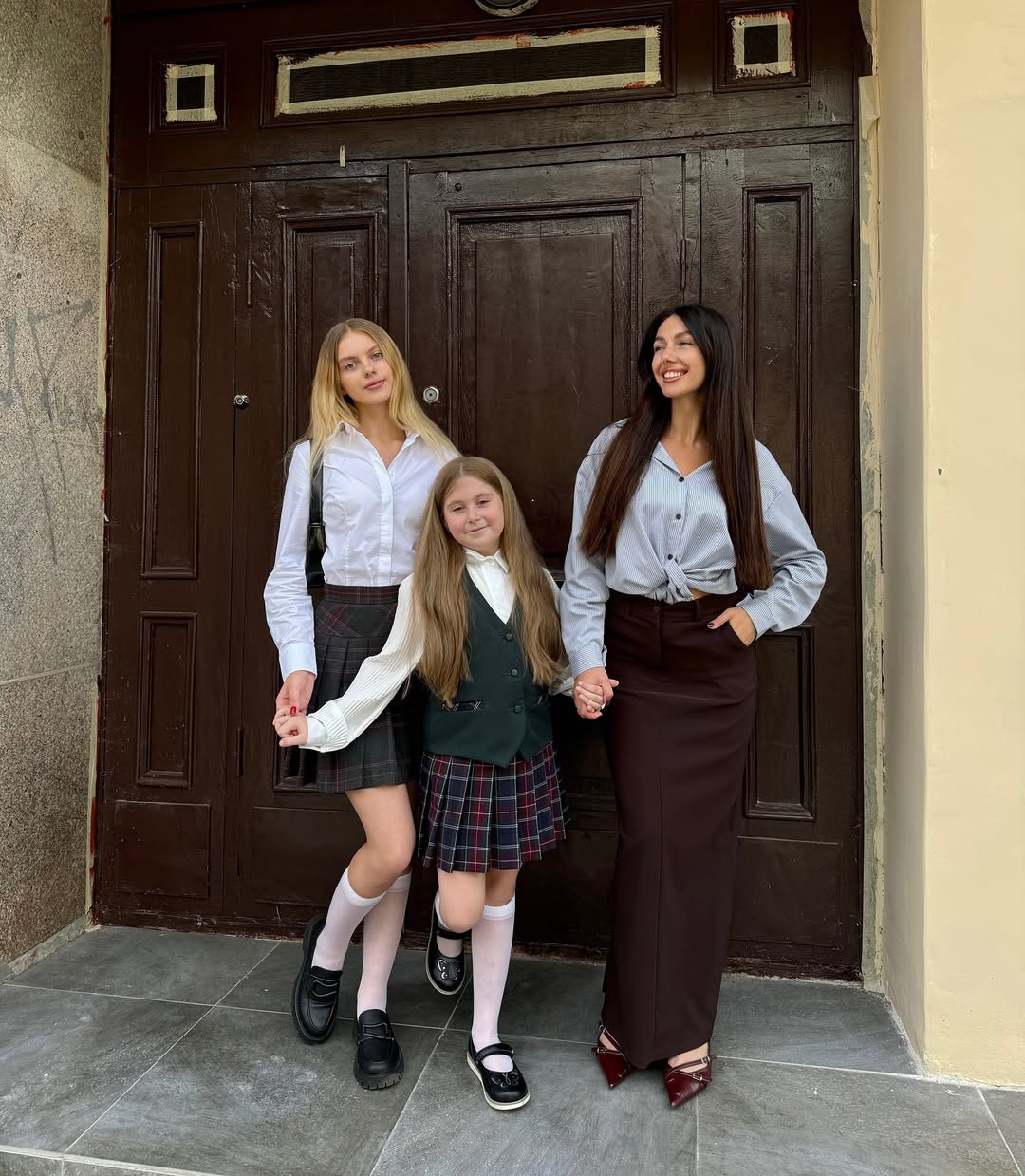 25 Epic School Outfit Ideas for 2026 You Need Now 22 Classic Plaid Skirt With Button-Down School Uniform