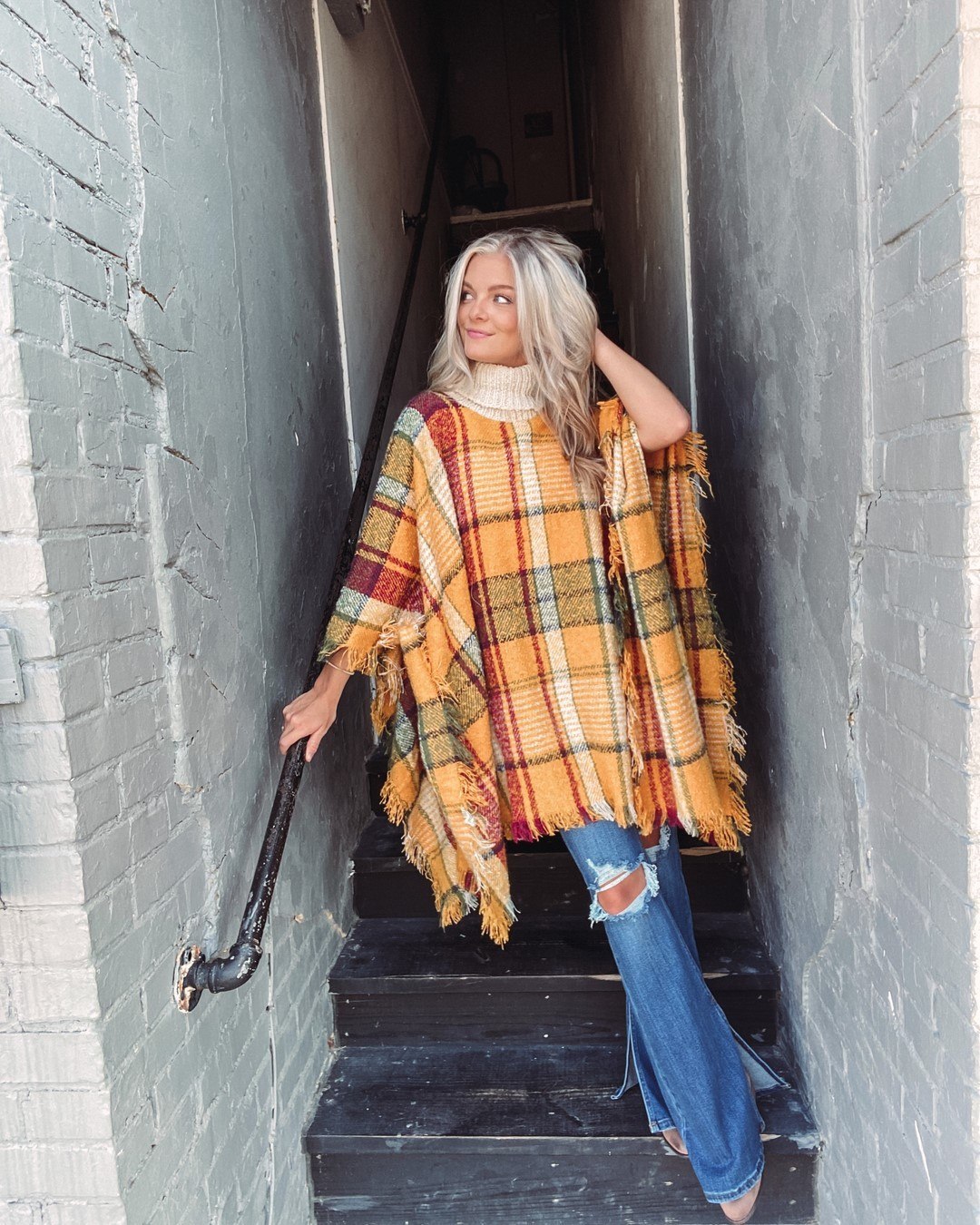 Cozy Plaid Poncho With Ripped Jeans For Autumn