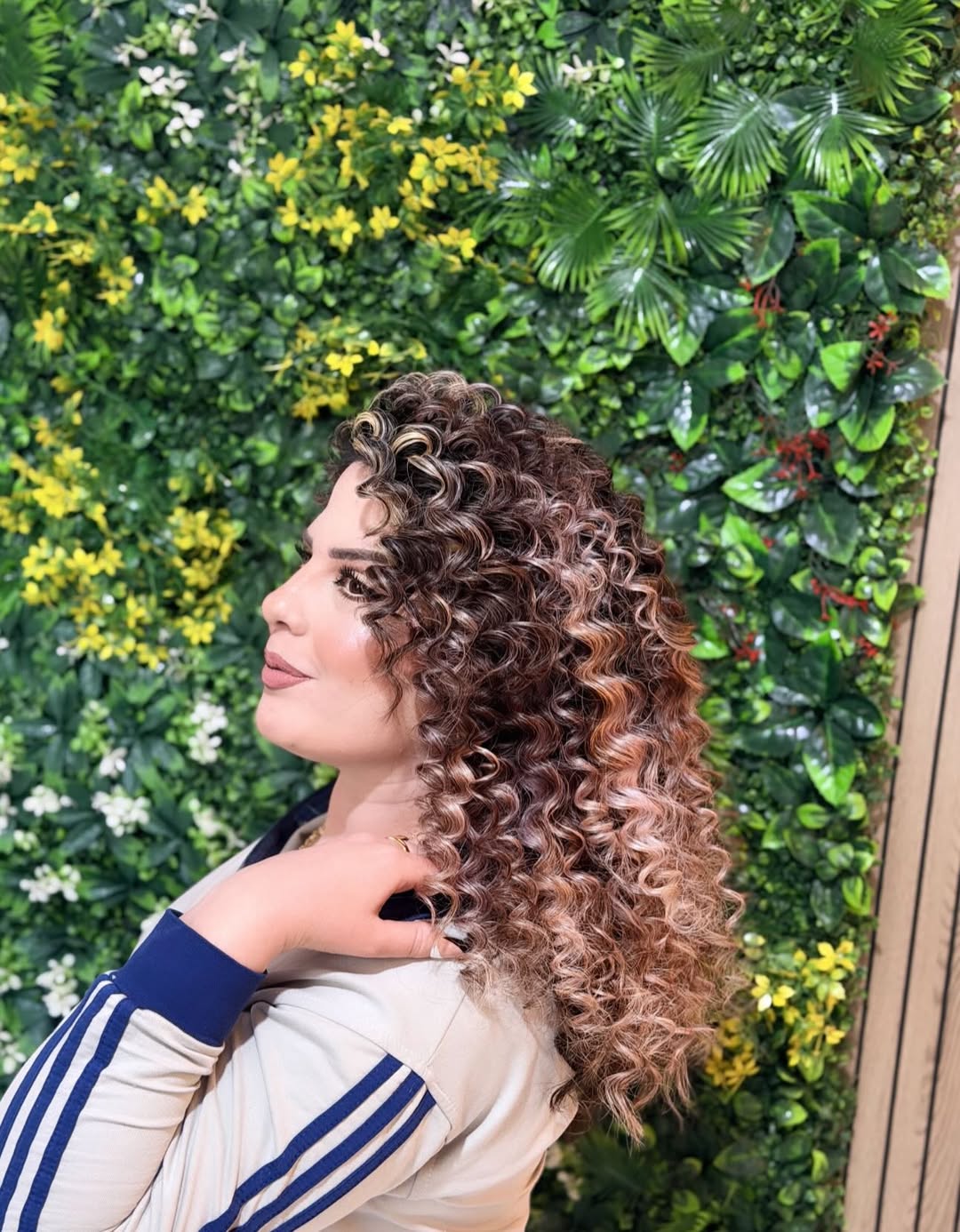 Defined Medium Curly Hair With Beige Blonde Highlights