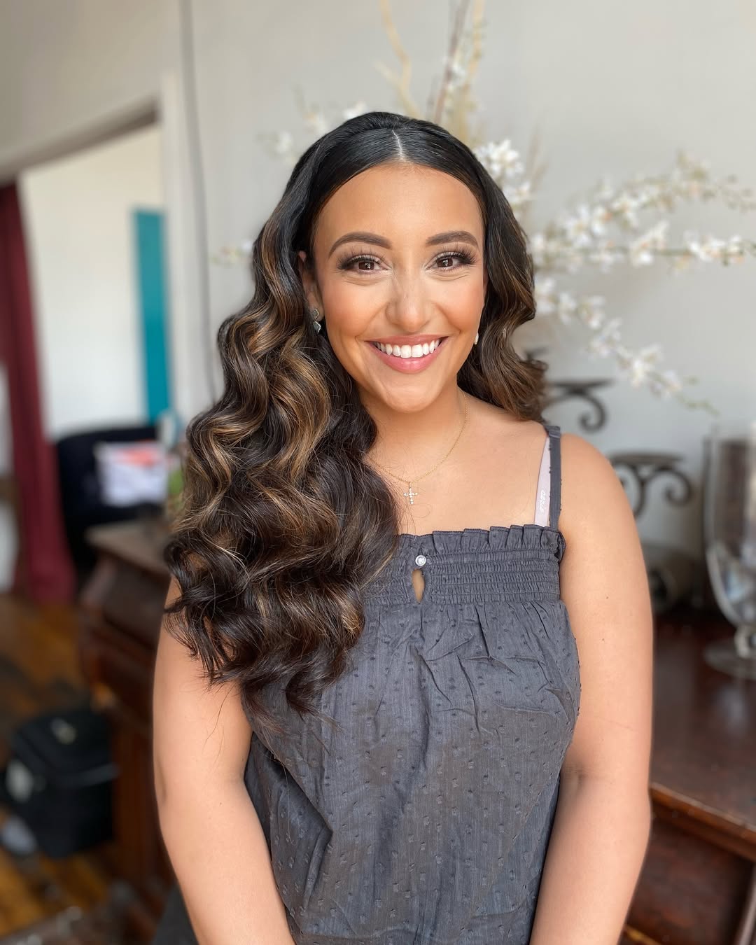 25 Sleek Hairstyles 2026 You Need To Try Now 5 Glamorous Waves With Subtle Honey Highlights