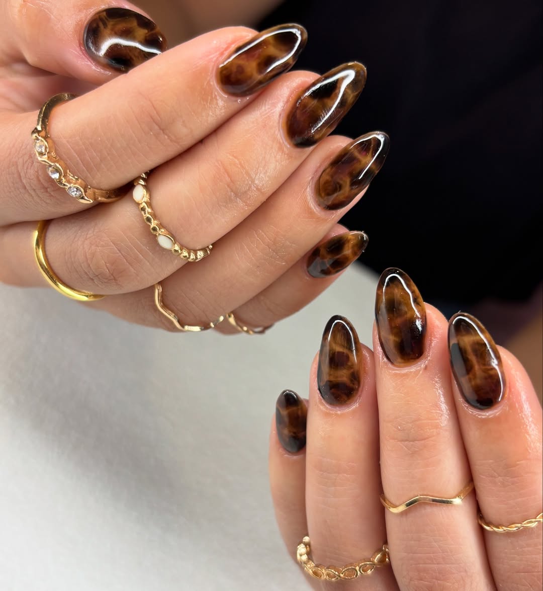 27 Tortoise Nail Trends You Need for 2026 4 Glossy Amber Tortoise Shell Almond Nails