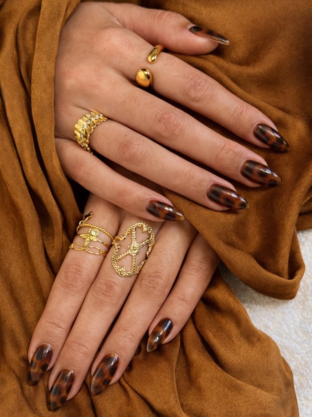 27 Tortoise Nail Trends You Need for 2026 19 Glossy Brown Tortoise Shell Stiletto Nails
