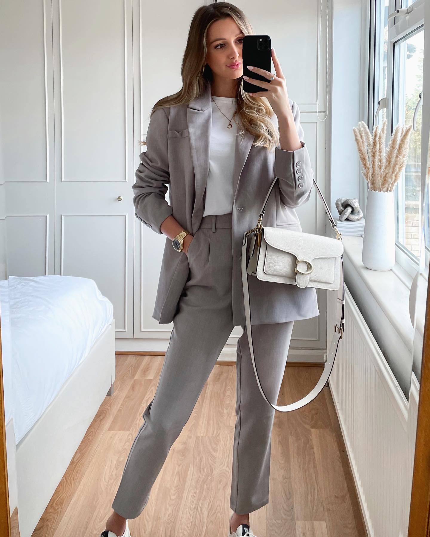 25 Fall Going Out Outfits You Need for 2026 21 Grey Power Suit With White Tee And Sneakers