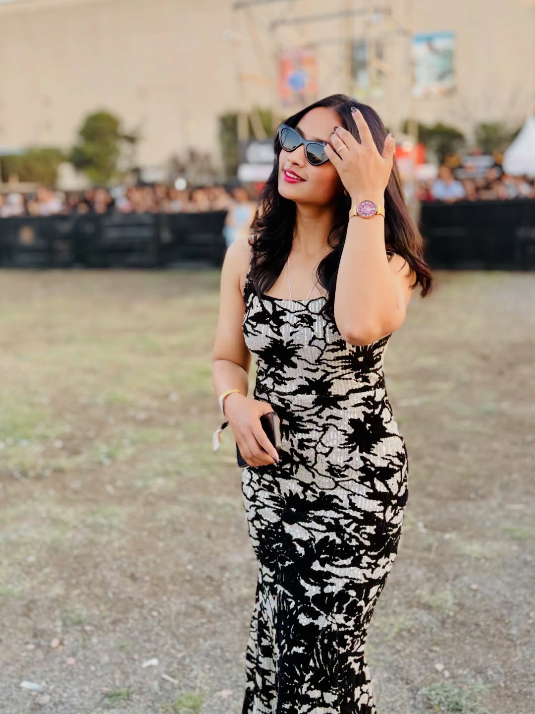 25 Concert Outfit Ideas You Need for 2026 7 Monochrome Maxi Dress & Cat-Eye Sunglasses Festival Style
