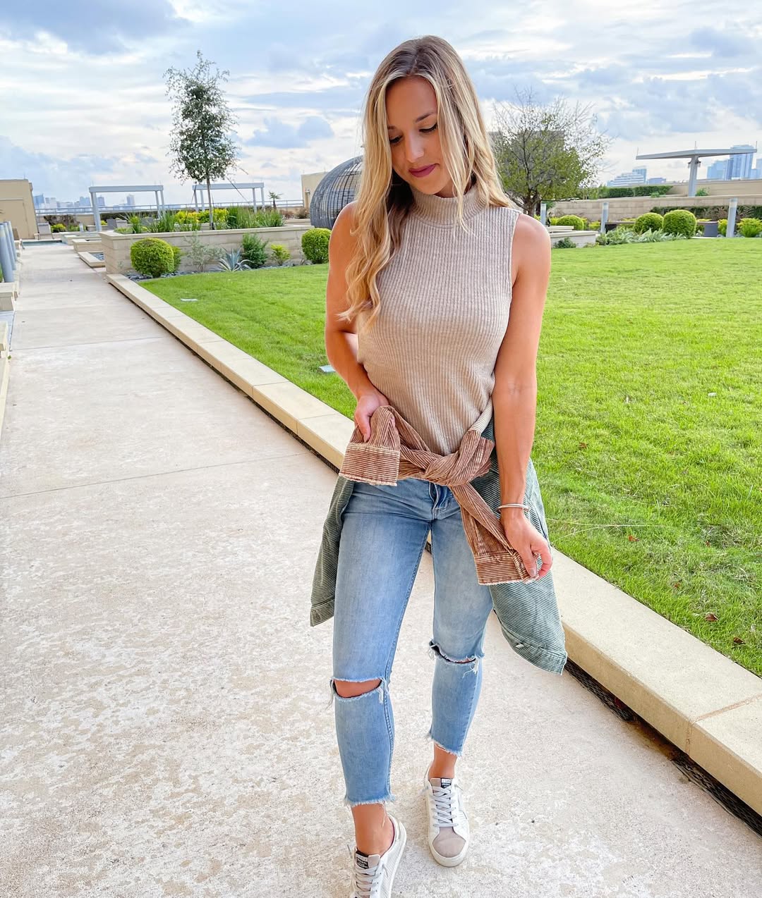 25 Fall Transition Outfits You Need for 2026 22 Neutral Ribbed Turtleneck With Distressed Denim