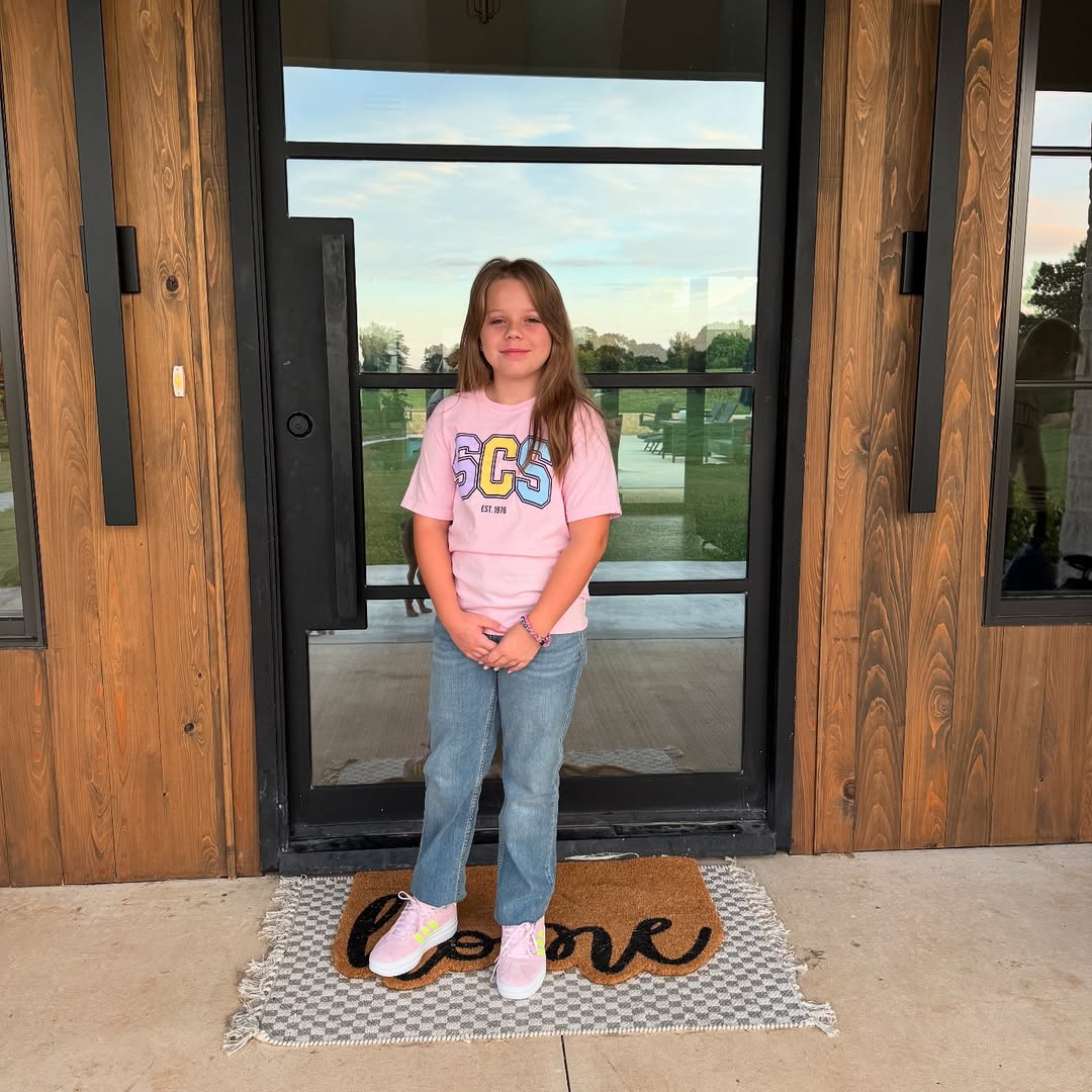 25 Back to School Outfits Middle School 2026 Trends 8 Pink Graphic Tee And Light Wash Jeans For School