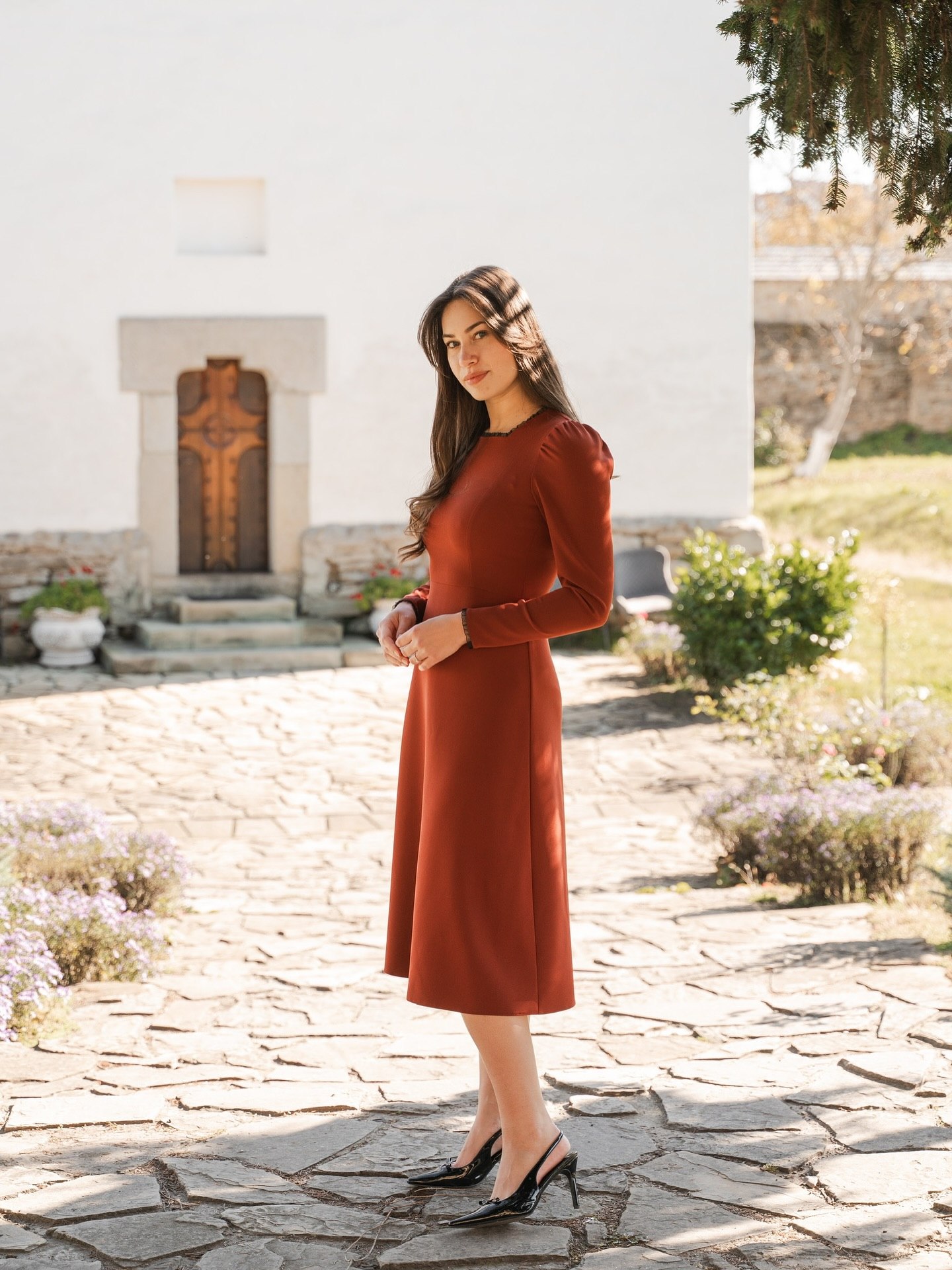 25 Fall Dress Outfits You Need For 2026 27 Rust Puff Sleeve Midi Dress With Black Slingbacks
